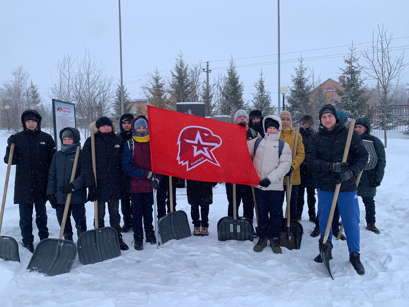 Нурлатские гимназисты очистили от снега территорию мемориального комплекса