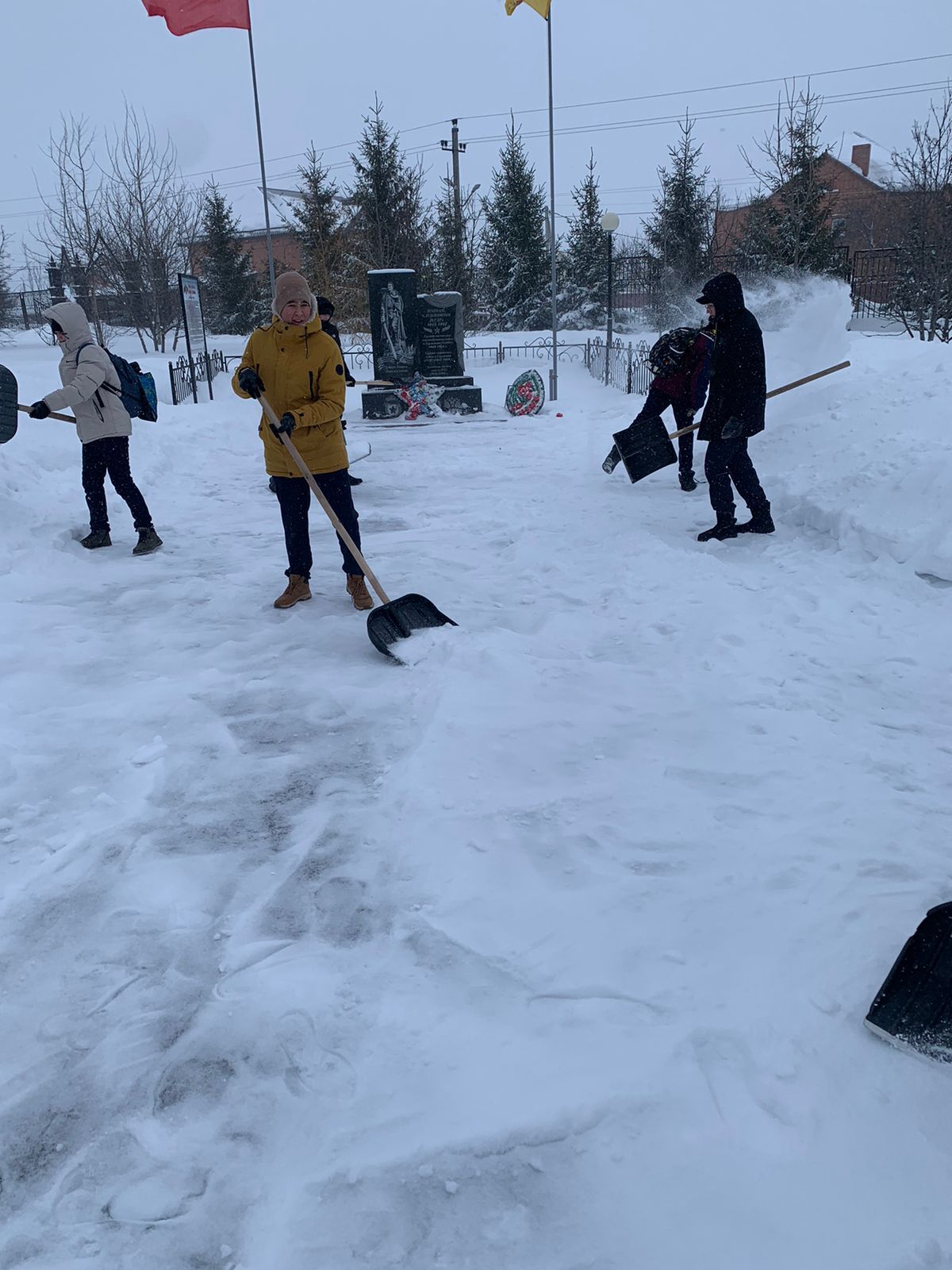 Нурлатские гимназисты очистили от снега территорию мемориального комплекса