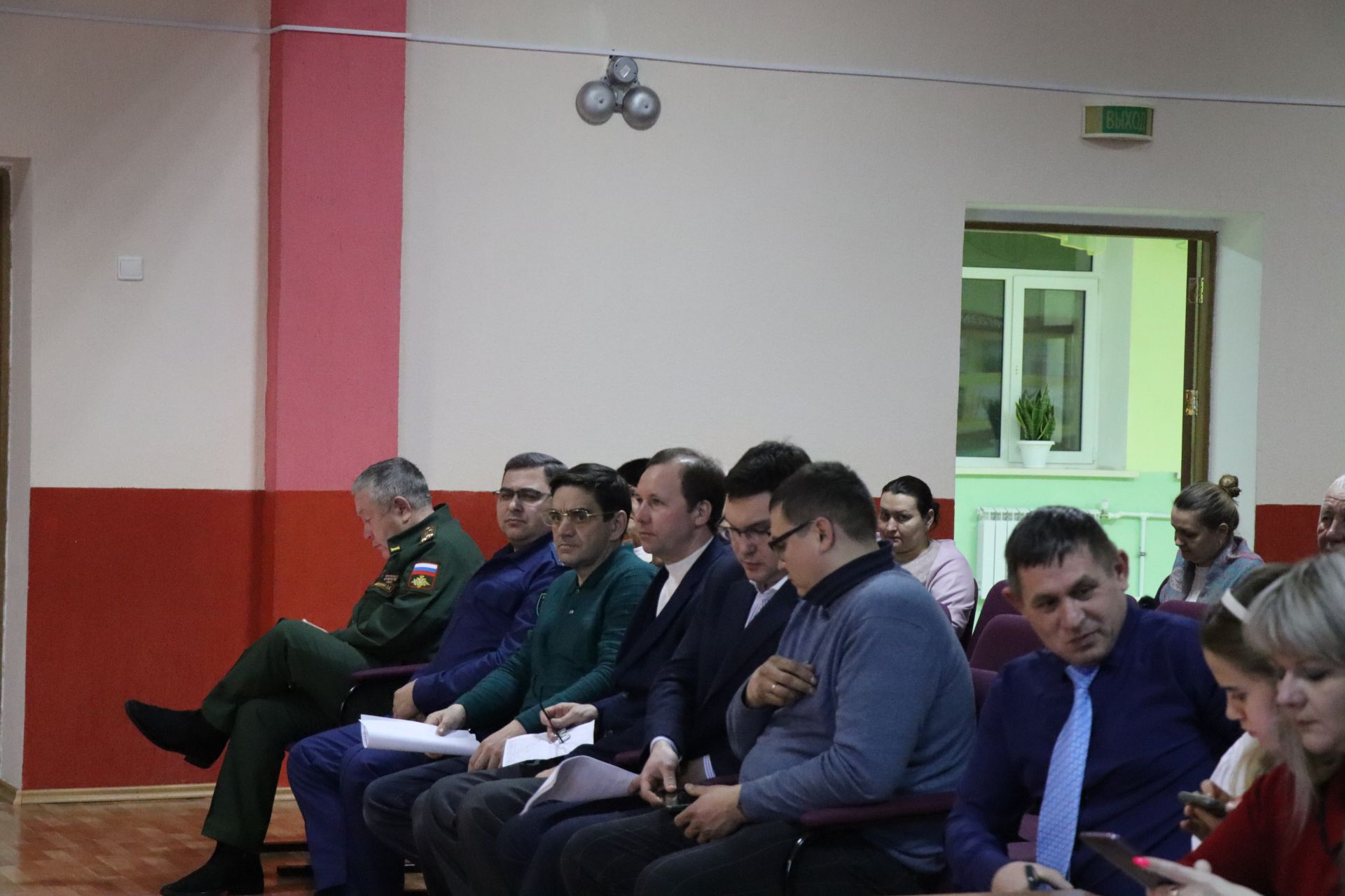 В Нурлатской гимназии состоялась очередная встреча руководителей района с жителями прилегающих микрорайонов