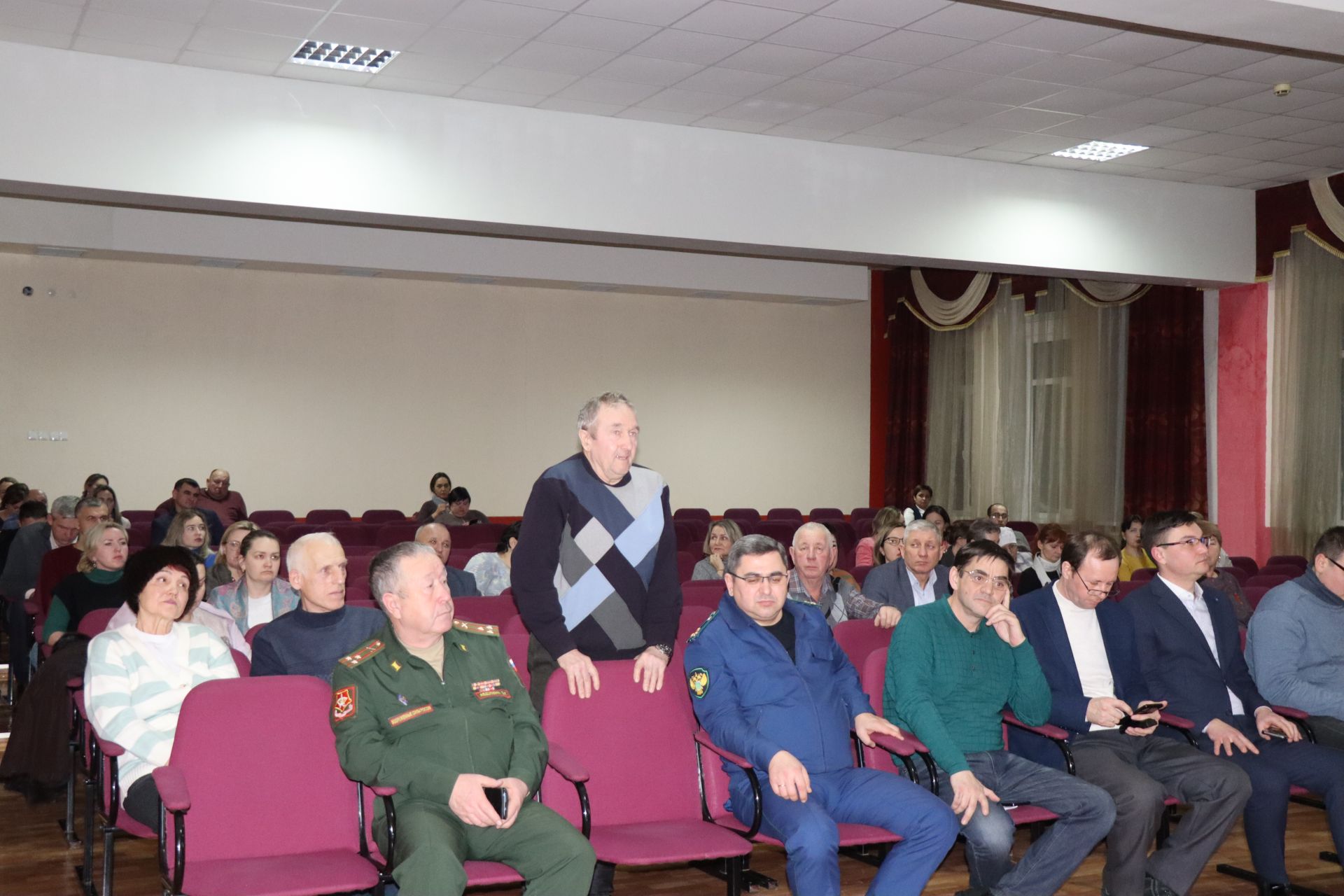 В Нурлатской гимназии состоялась очередная встреча руководителей района с жителями прилегающих микрорайонов