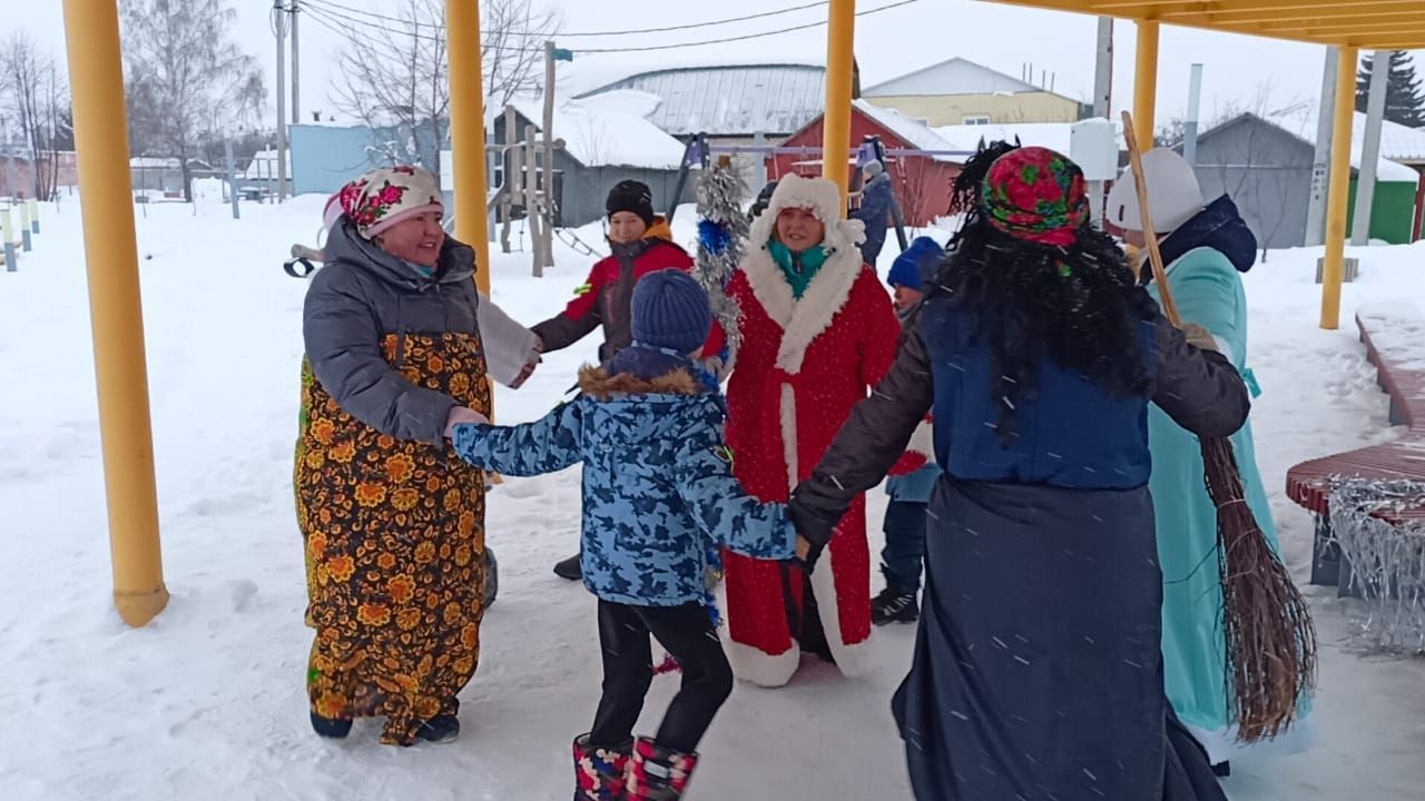 Сотрудники детского сада «Камыр Батыр» веселили нурлатцев в парке по улице Шашина