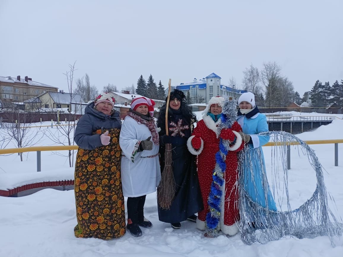 Сотрудники детского сада «Камыр Батыр» веселили нурлатцев в парке по улице Шашина