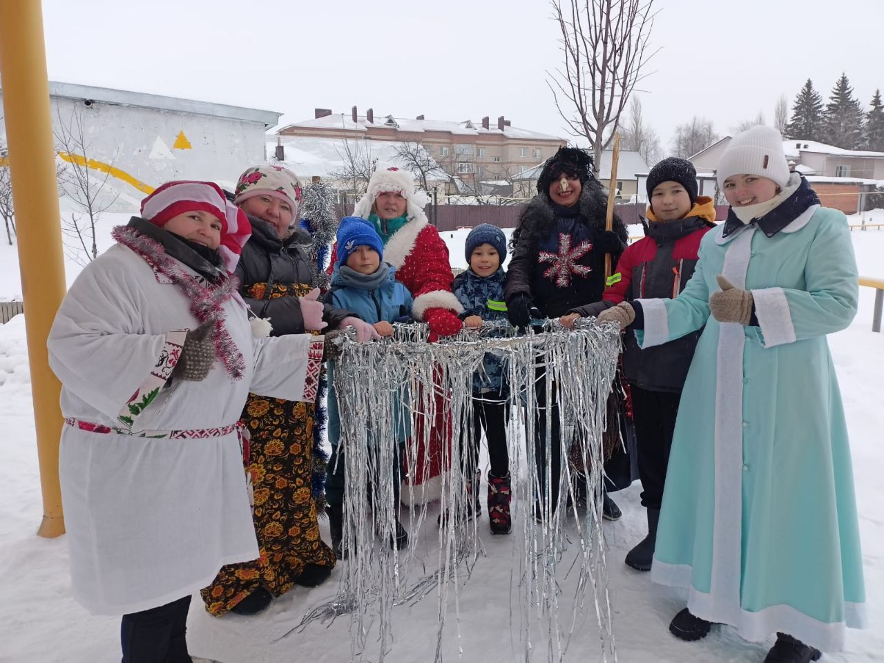 Сотрудники детского сада «Камыр Батыр» веселили нурлатцев в парке по улице Шашина