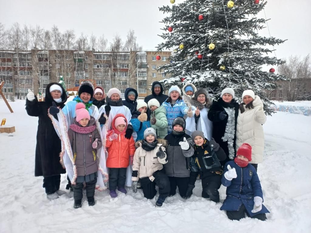 Сегодня работники культуры приглашали всех на «Зимние забавы»