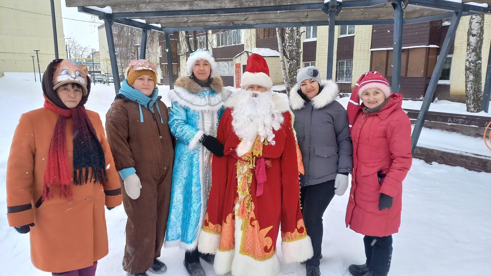 Дед Мороз из «Солнышка» забавлял юных нурлатцев в центре города