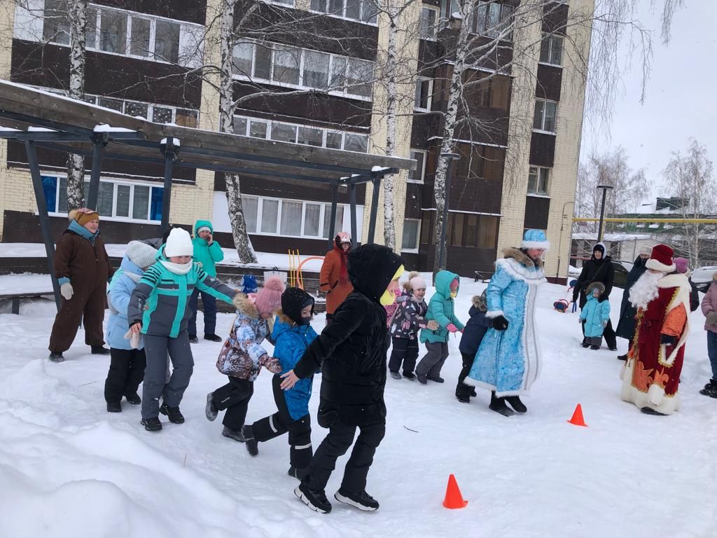 Дед Мороз из «Солнышка» забавлял юных нурлатцев в центре города