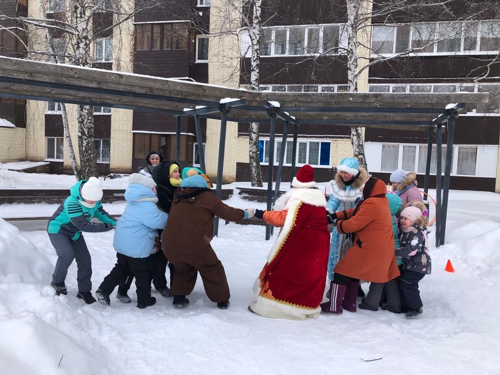 Дед Мороз из «Солнышка» забавлял юных нурлатцев в центре города