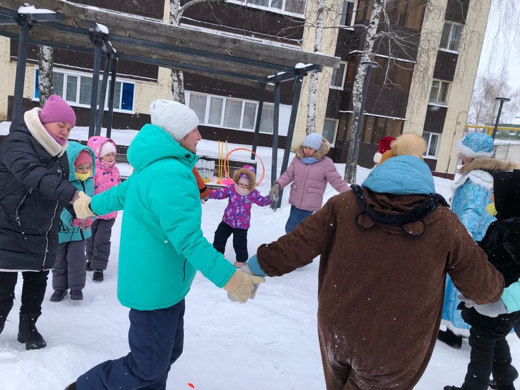 Дед Мороз из «Солнышка» забавлял юных нурлатцев в центре города