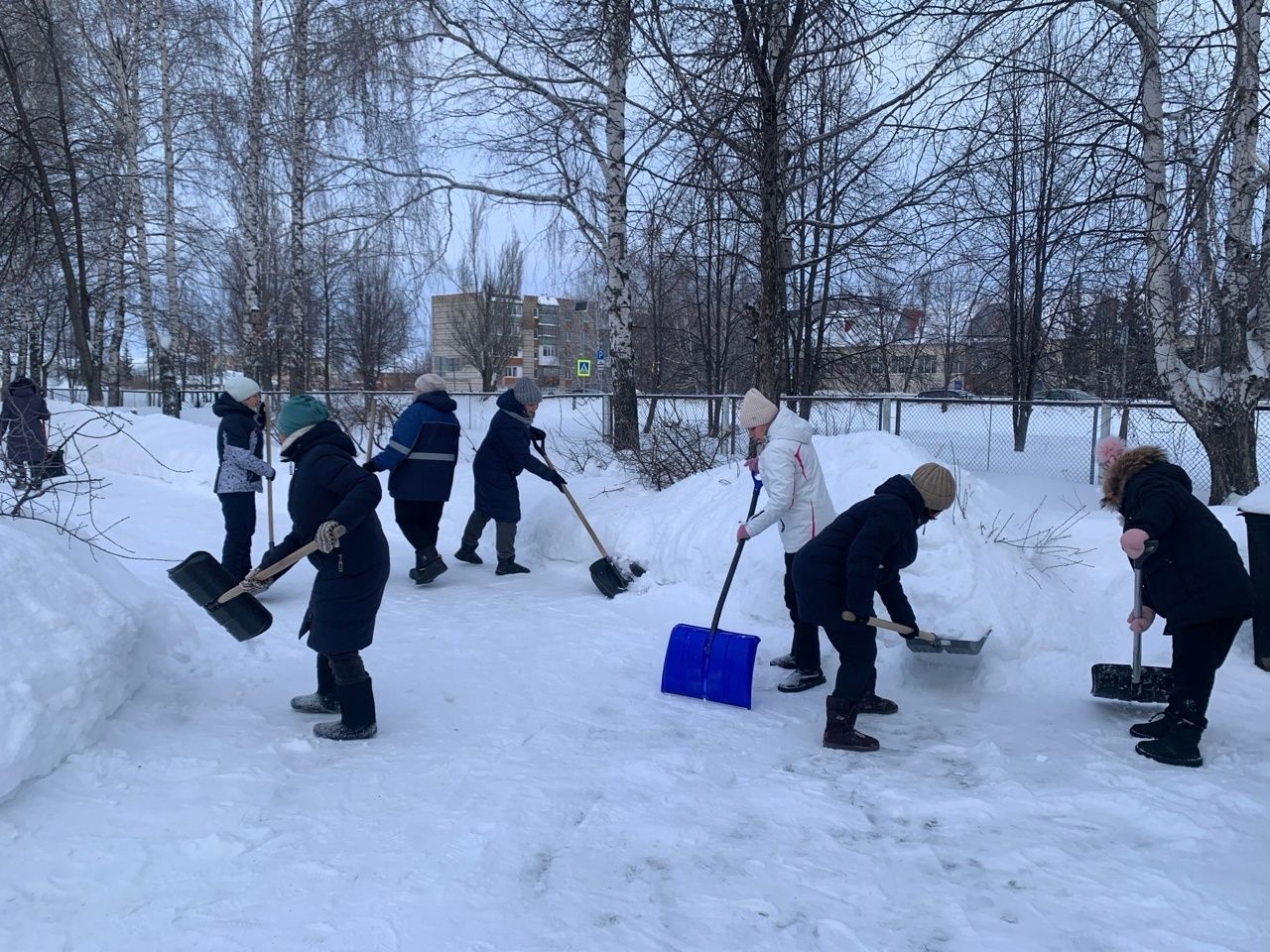 На территории детского сада «Сказка» прошел зимний субботник