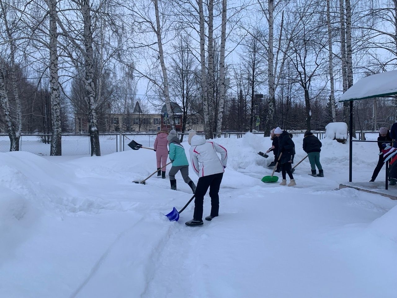 На территории детского сада «Сказка» прошел зимний субботник