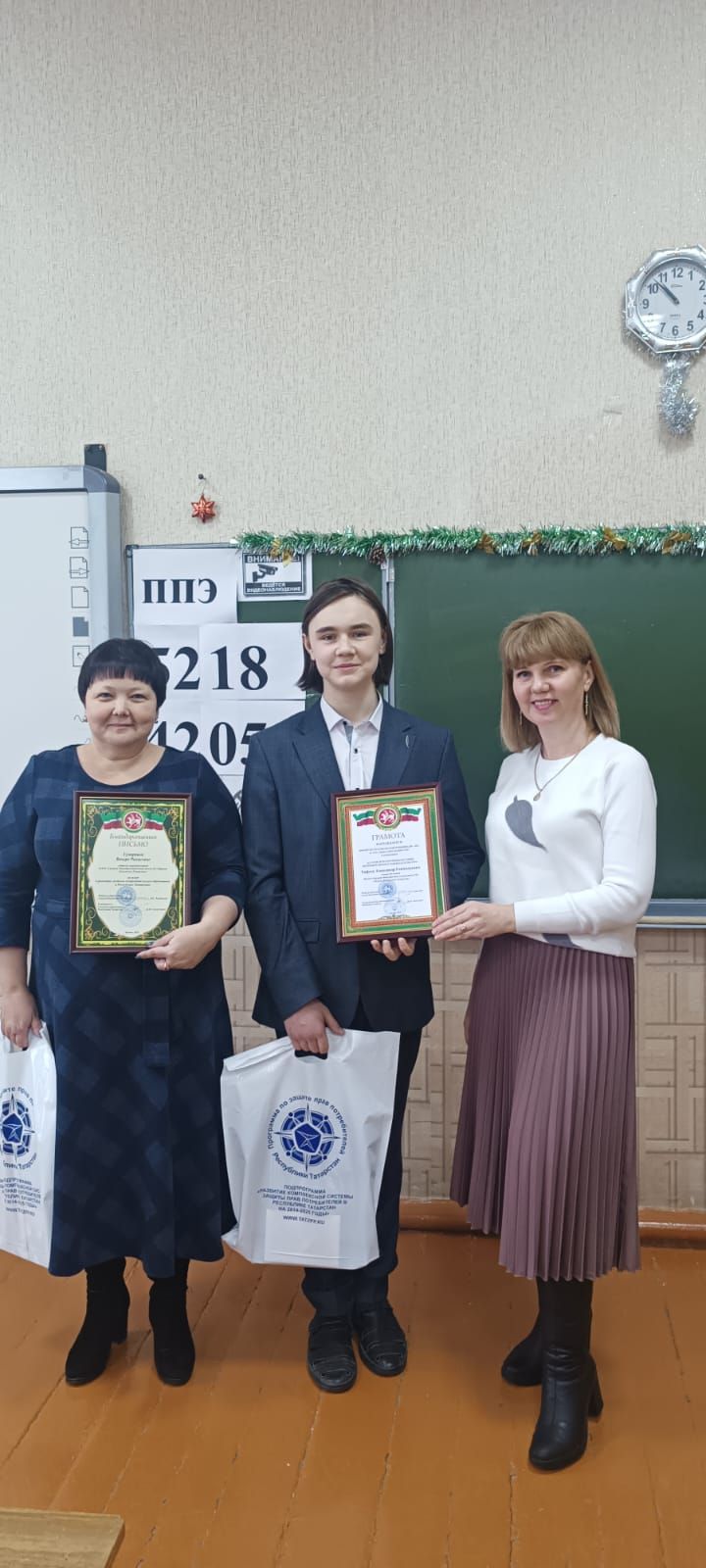 Нурлатским школьникам по итогам республиканской олимпиады были вручены грамоты и благодарственные письма