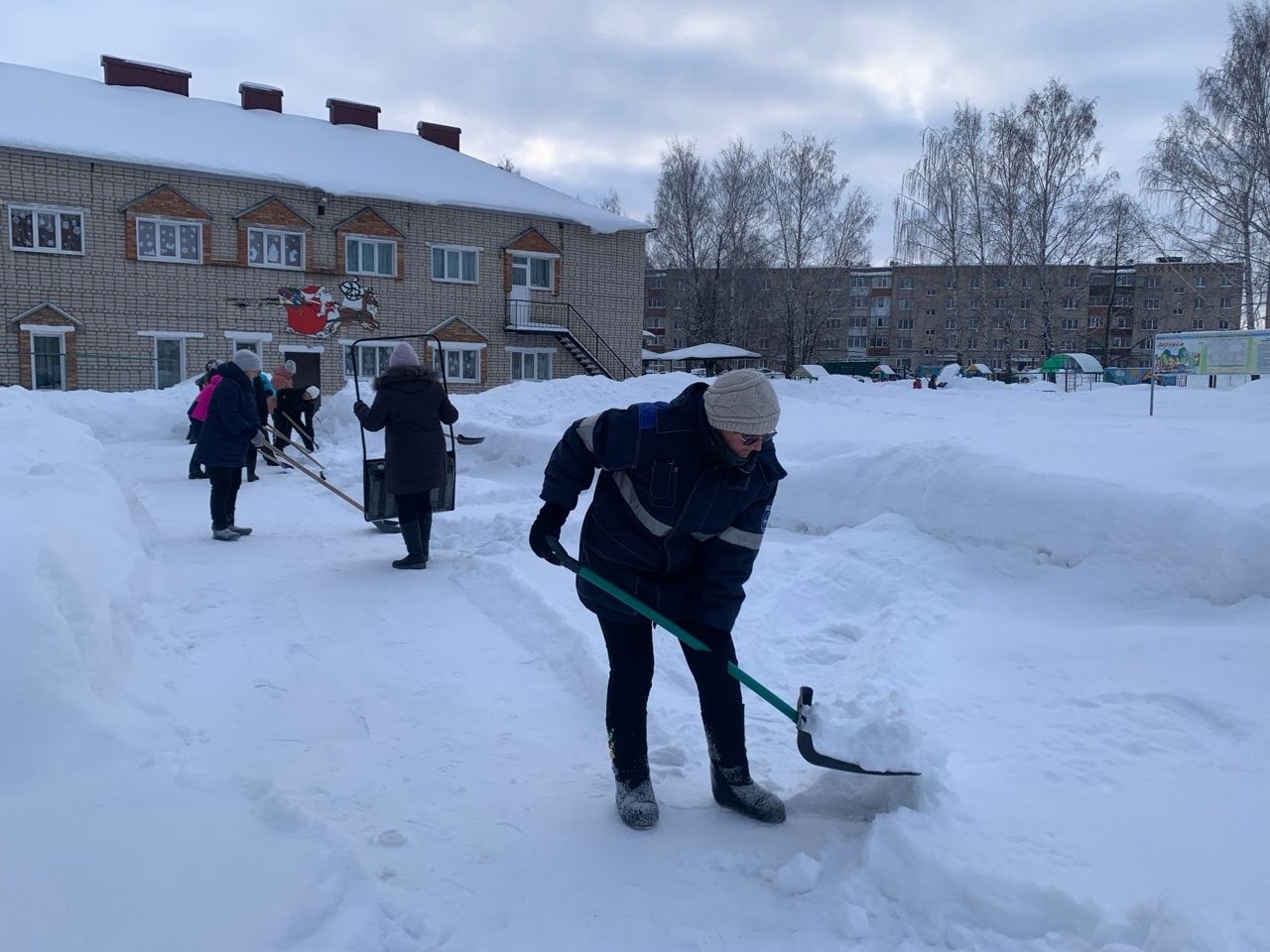 На территории детского сада «Сказка» прошел зимний субботник