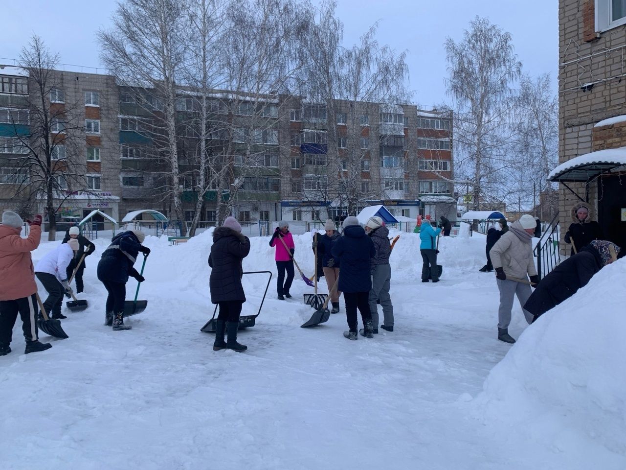 На территории детского сада «Сказка» прошел зимний субботник