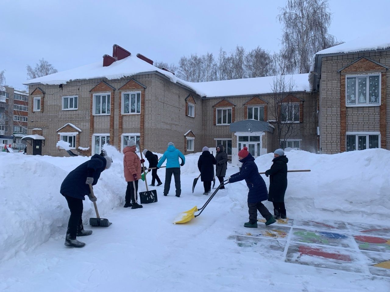 На территории детского сада «Сказка» прошел зимний субботник