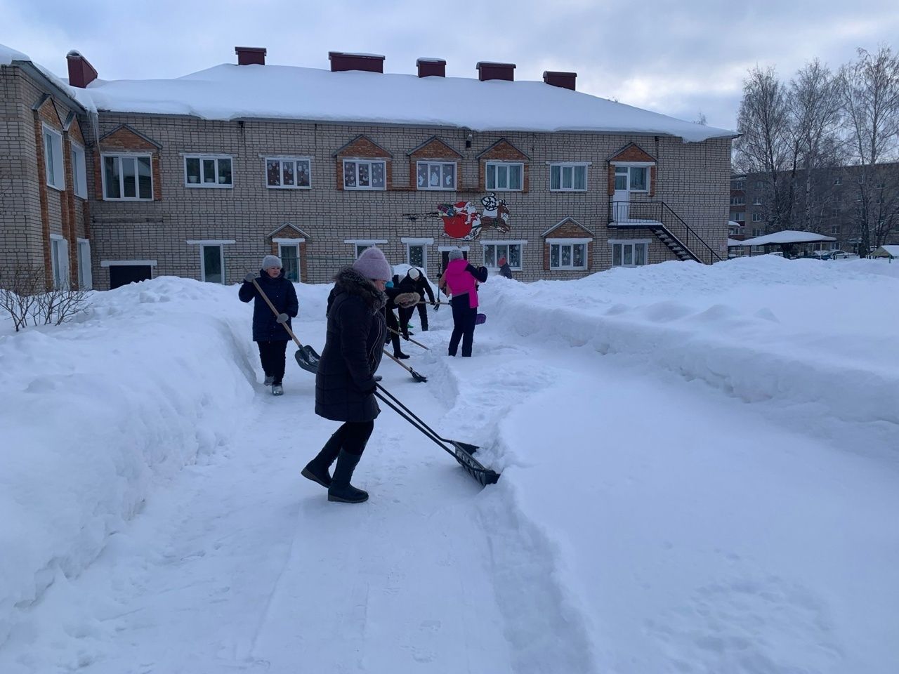 На территории детского сада «Сказка» прошел зимний субботник