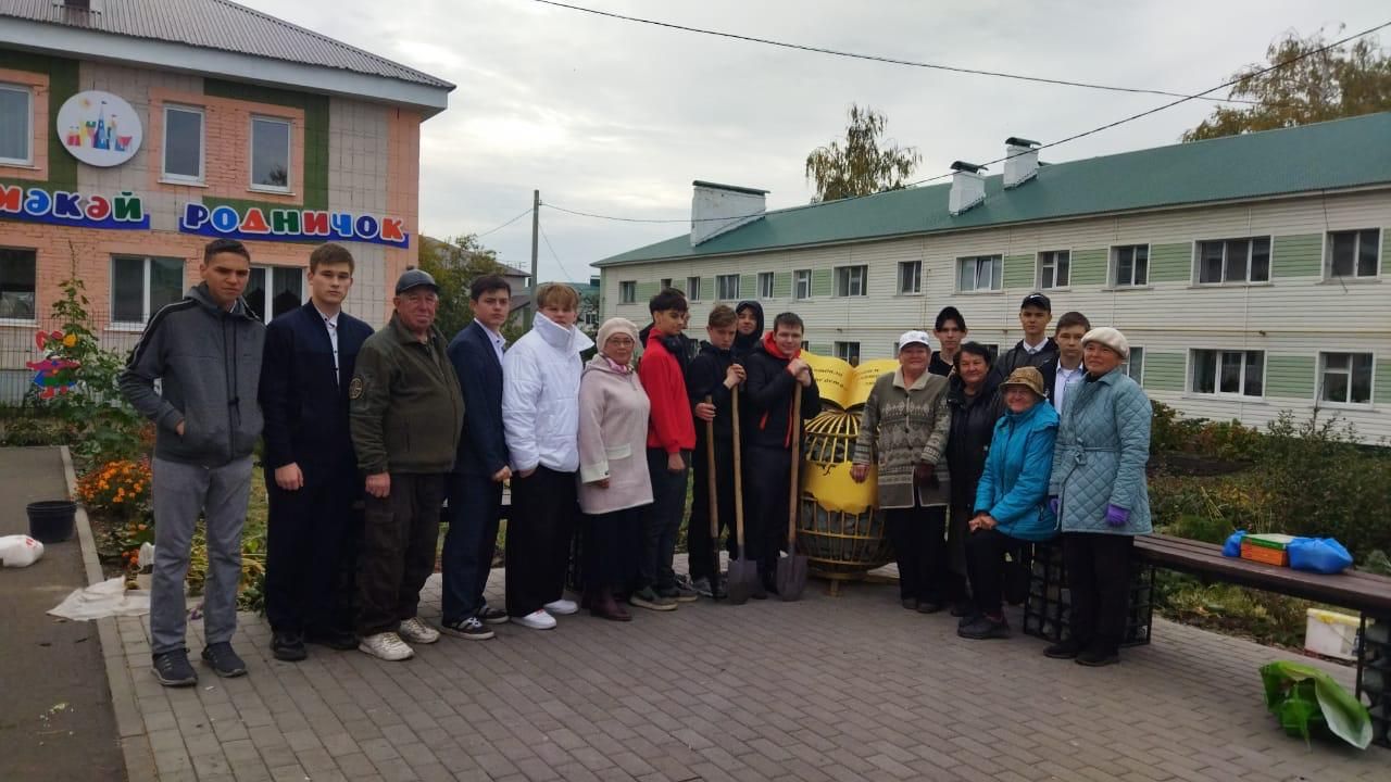 В Нурлате продолжается благоустройство Сквера Учителей
