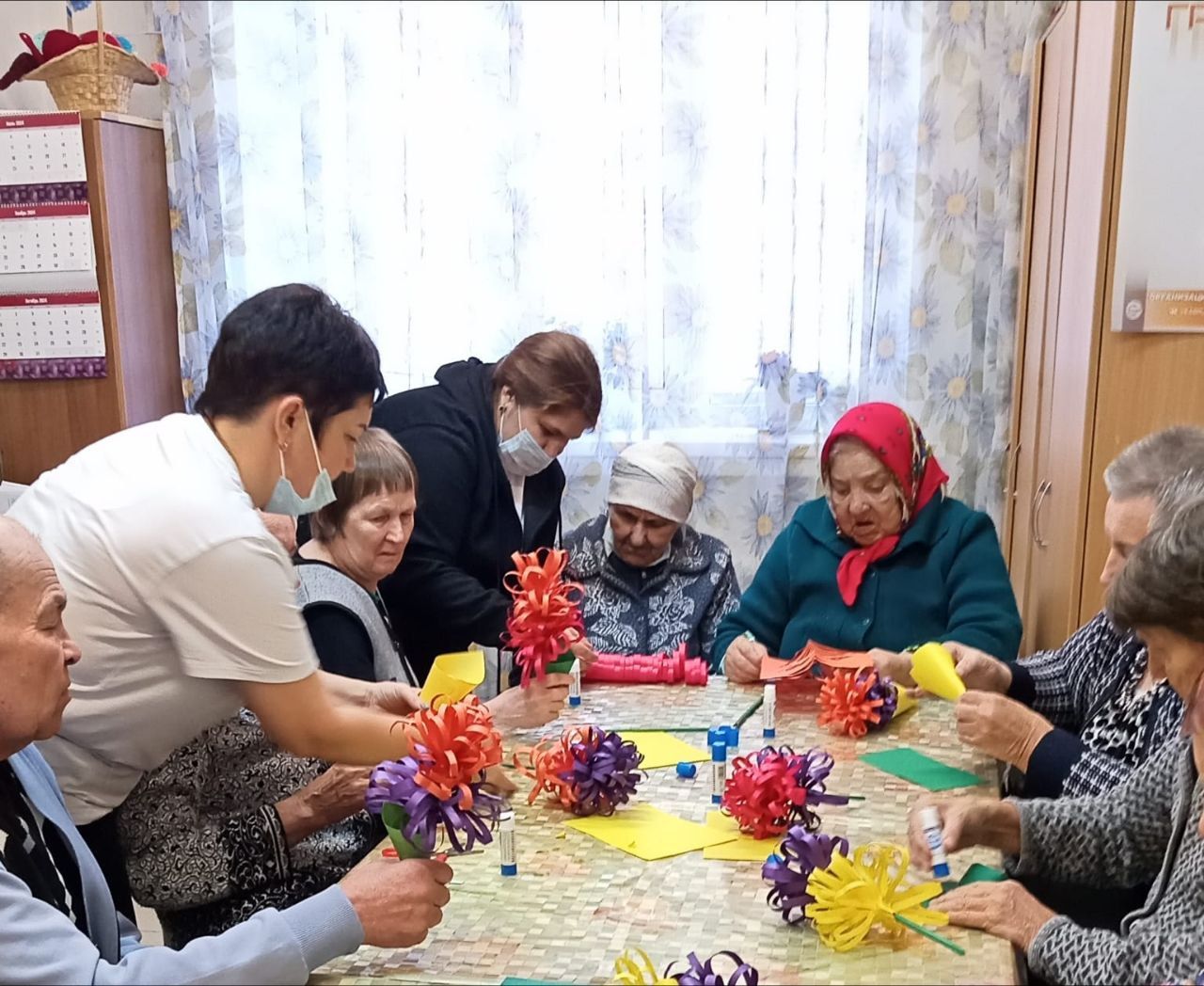 Жители Нурлатского дома-интерната красоту создают своими руками