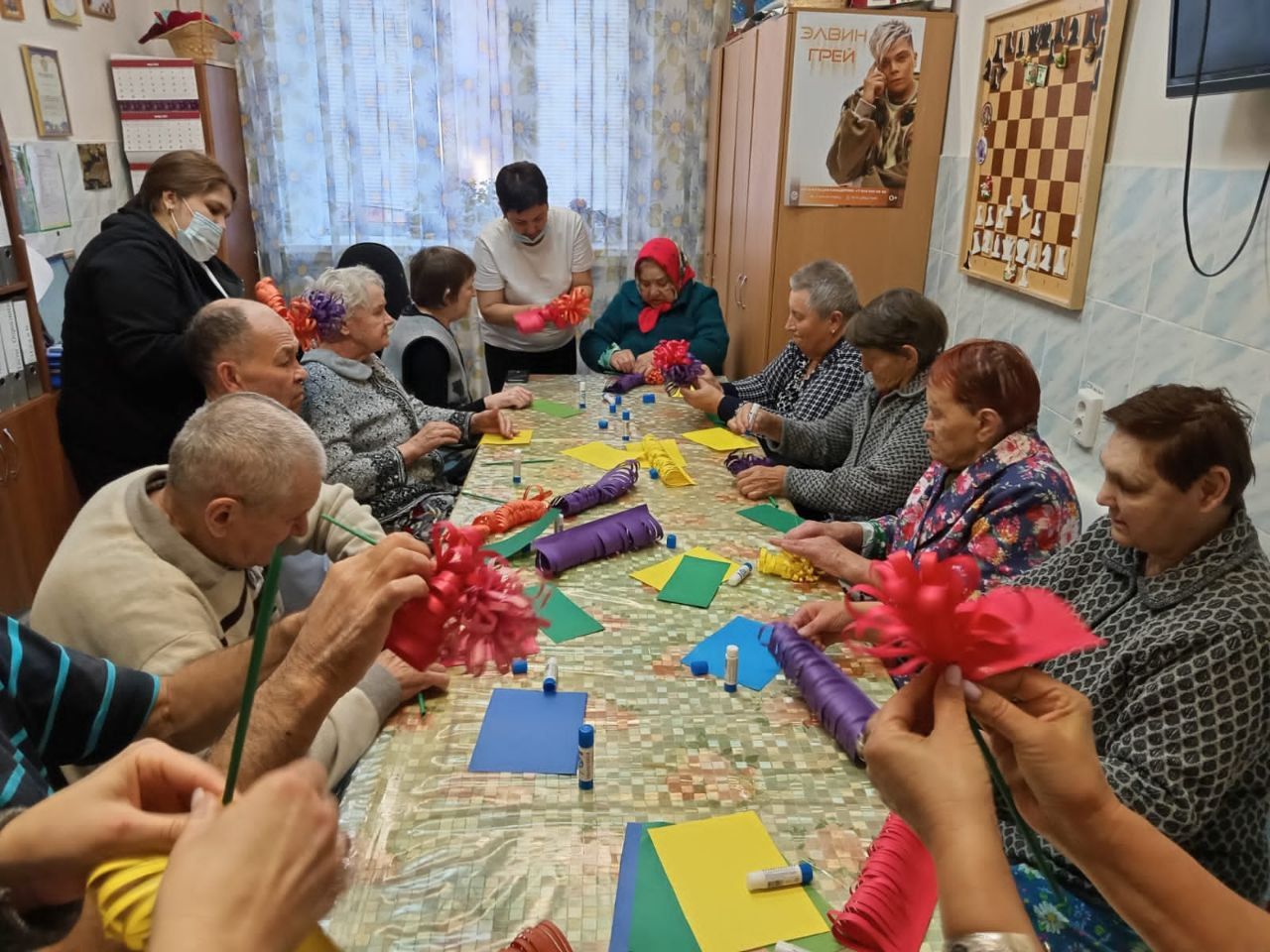 Жители Нурлатского дома-интерната красоту создают своими руками