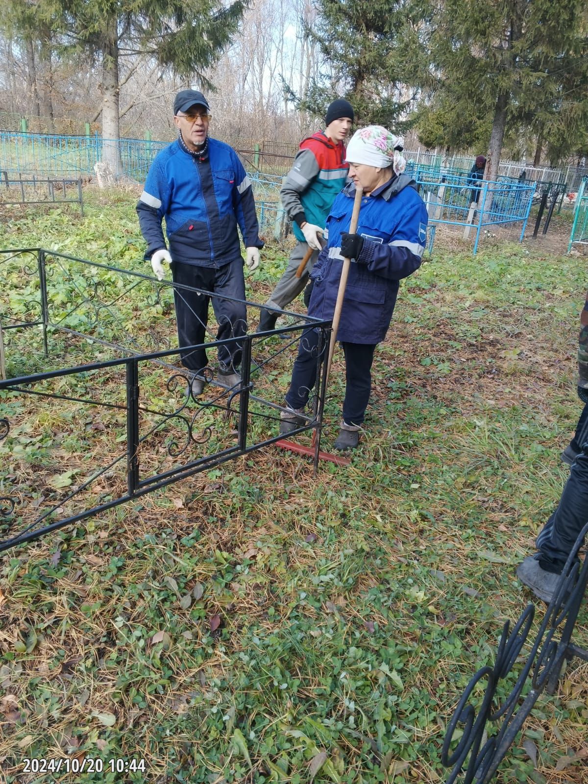 Жители села Тюрнясево организовали субботник на местном кладбище