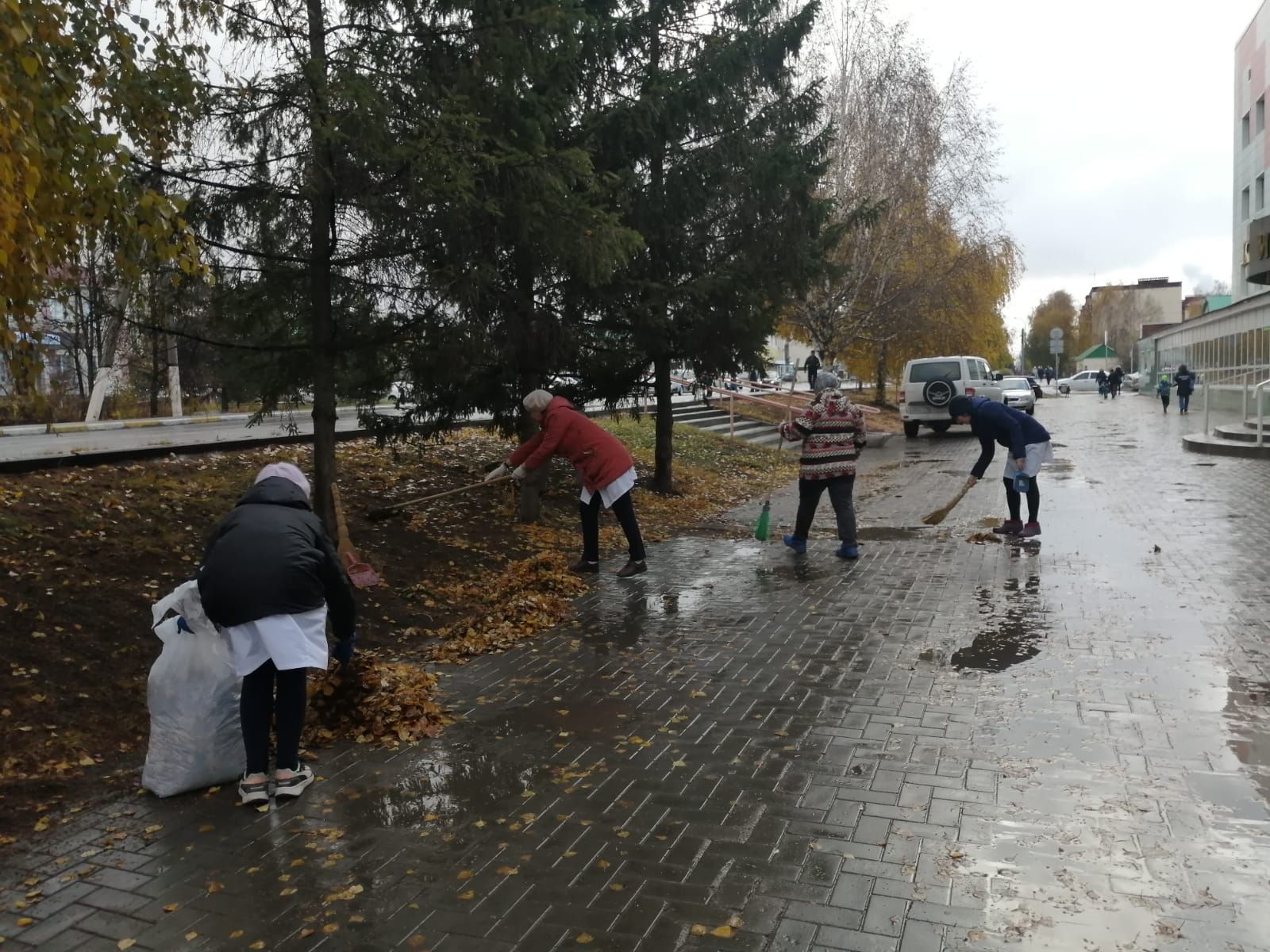 Нурлатцы вышли на осенний субботник