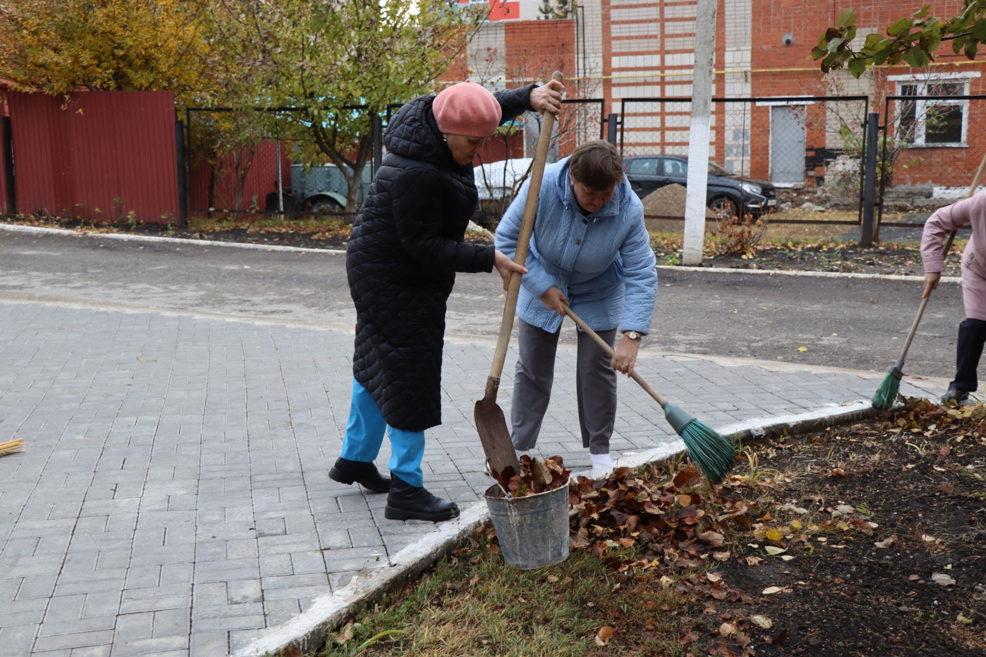 Нурлатцы вышли на осенний субботник