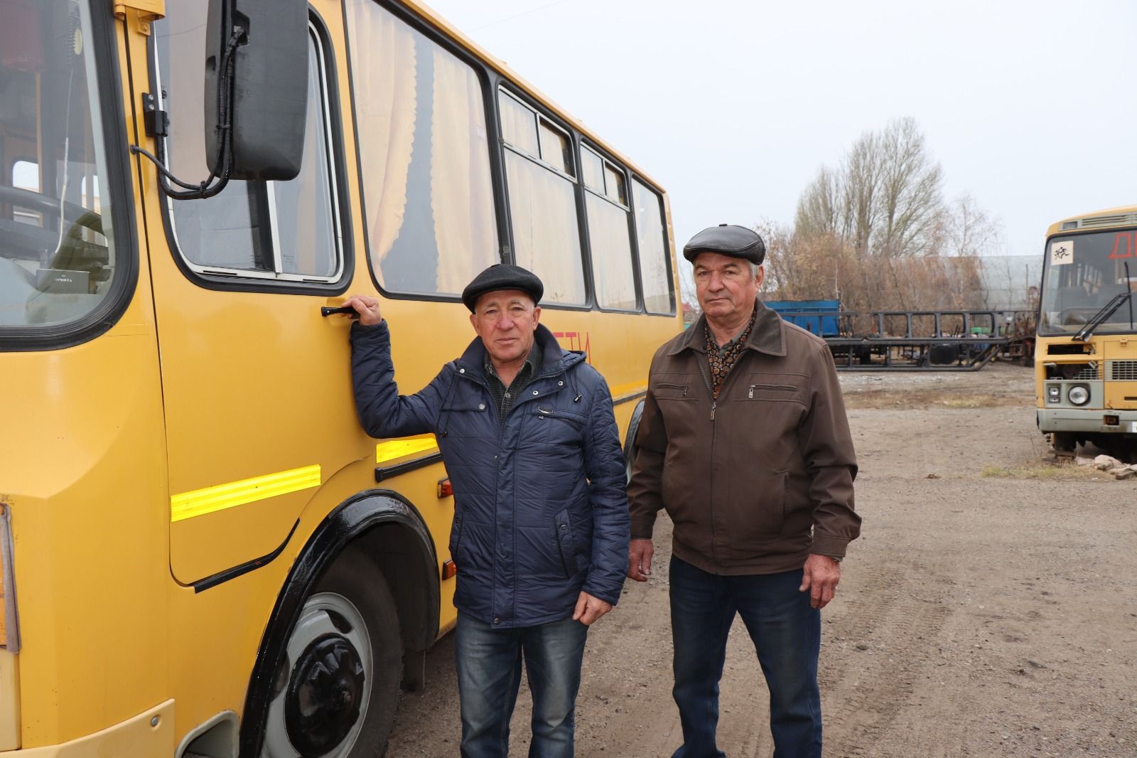 День автомобилиста: Водители школьных автобусов Нурлатского АТП отмечают полвека за рулем