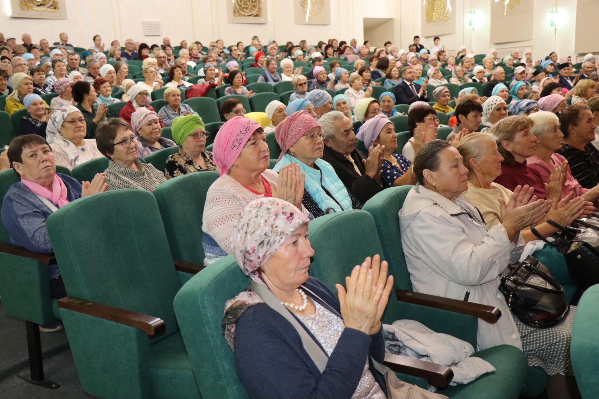 В Нурлате прошел праздничный концерт в честь Международного дня пожилых людей