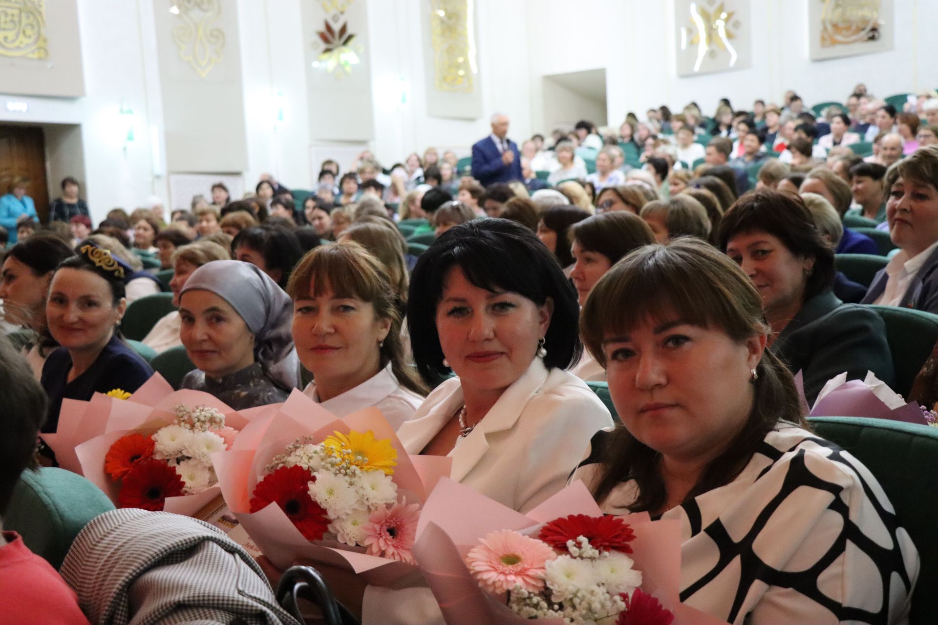 В Нурлате торжественно поздравили учителей с профессиональным праздником