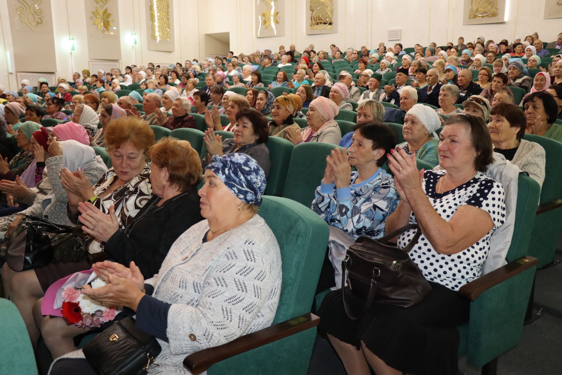 В Нурлате прошел праздничный концерт в честь Международного дня пожилых людей