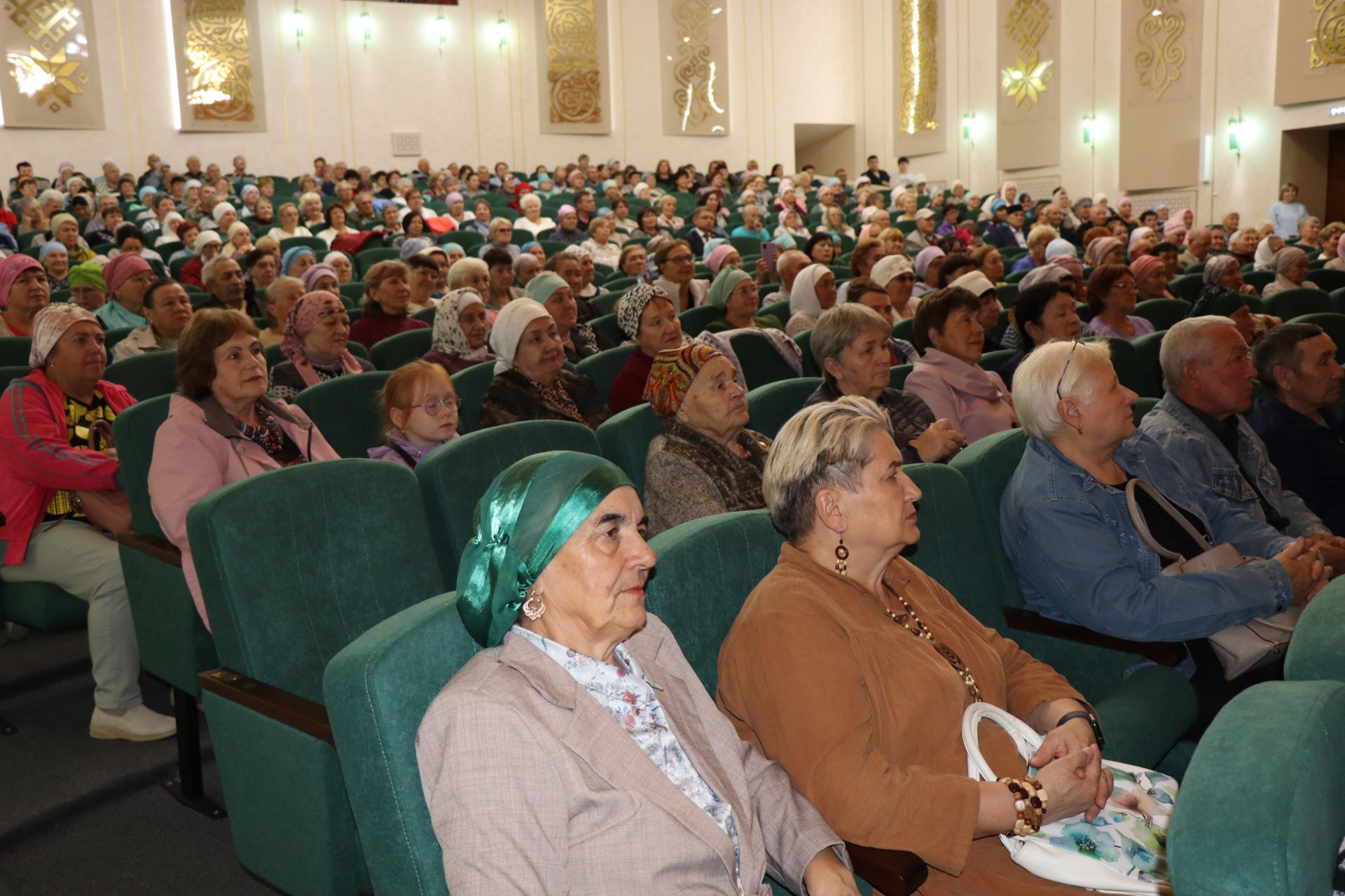 В Нурлате прошел праздничный концерт в честь Международного дня пожилых людей