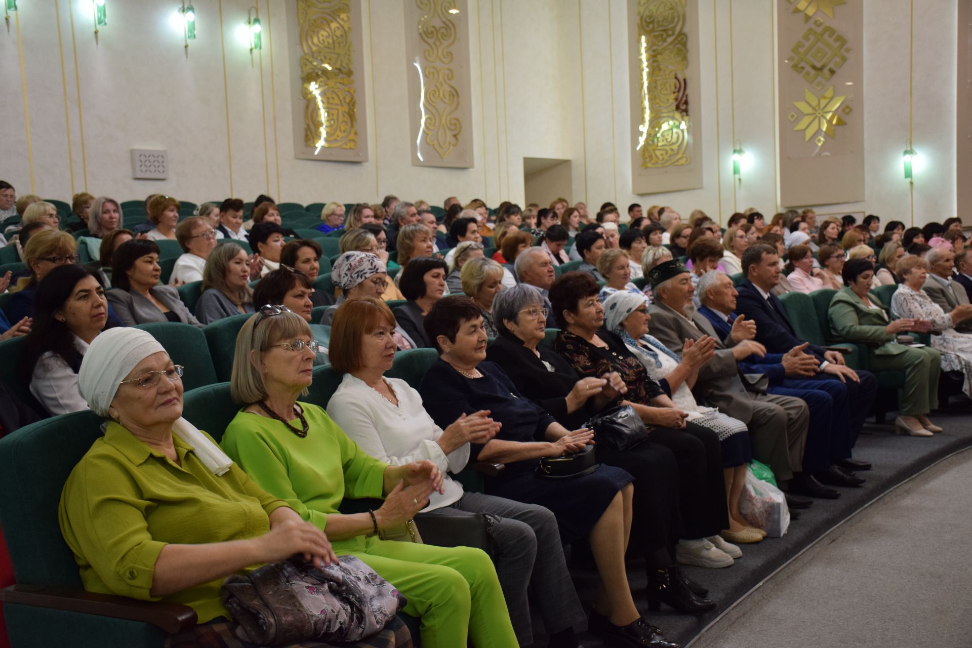 В Нурлате торжественно поздравили учителей с профессиональным праздником