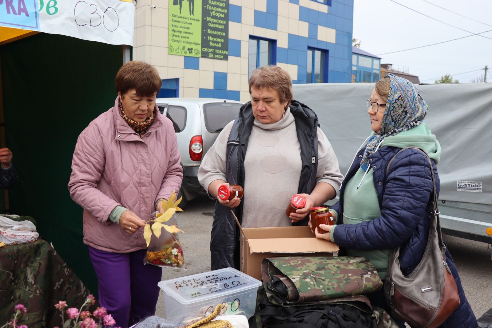 В Нурлате активисты Центра долголетия организовали благотворительную ярмарку в помощь участникам СВО