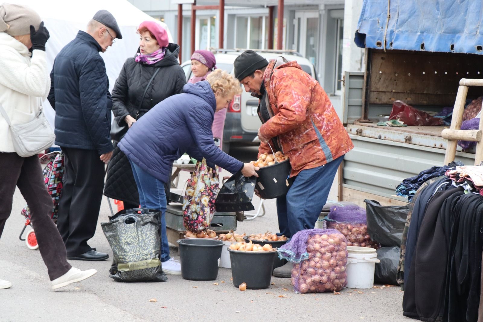 В Нурлате активисты Центра долголетия организовали благотворительную ярмарку в помощь участникам СВО