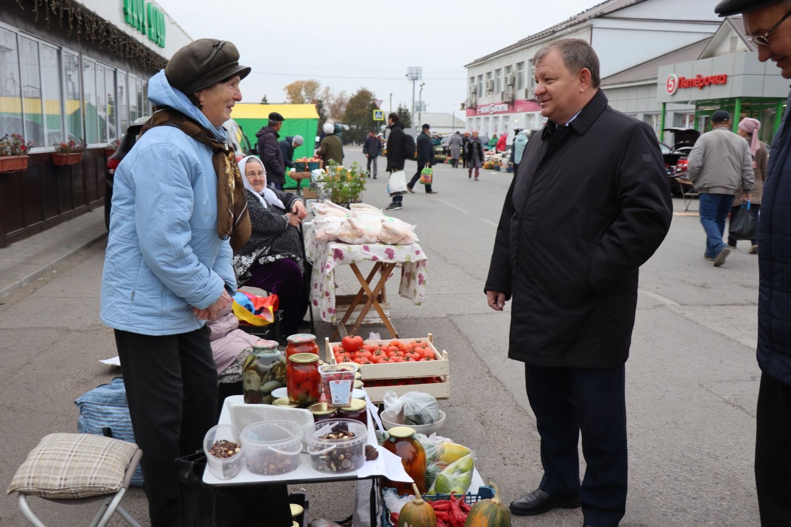 В Нурлате активисты Центра долголетия организовали благотворительную ярмарку в помощь участникам СВО