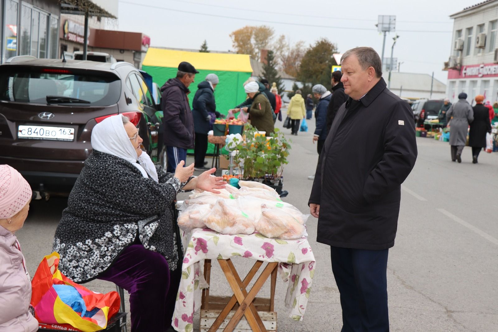 В Нурлате активисты Центра долголетия организовали благотворительную ярмарку в помощь участникам СВО