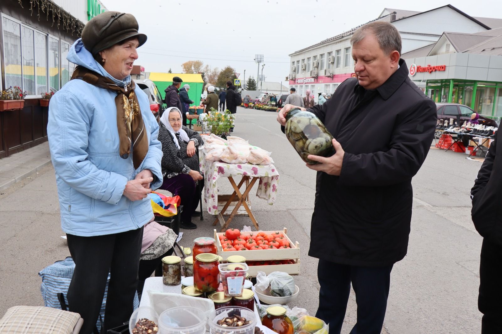 В Нурлате активисты Центра долголетия организовали благотворительную ярмарку в помощь участникам СВО