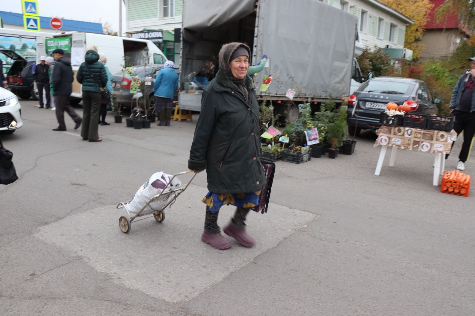 В Нурлате активисты Центра долголетия организовали благотворительную ярмарку в помощь участникам СВО