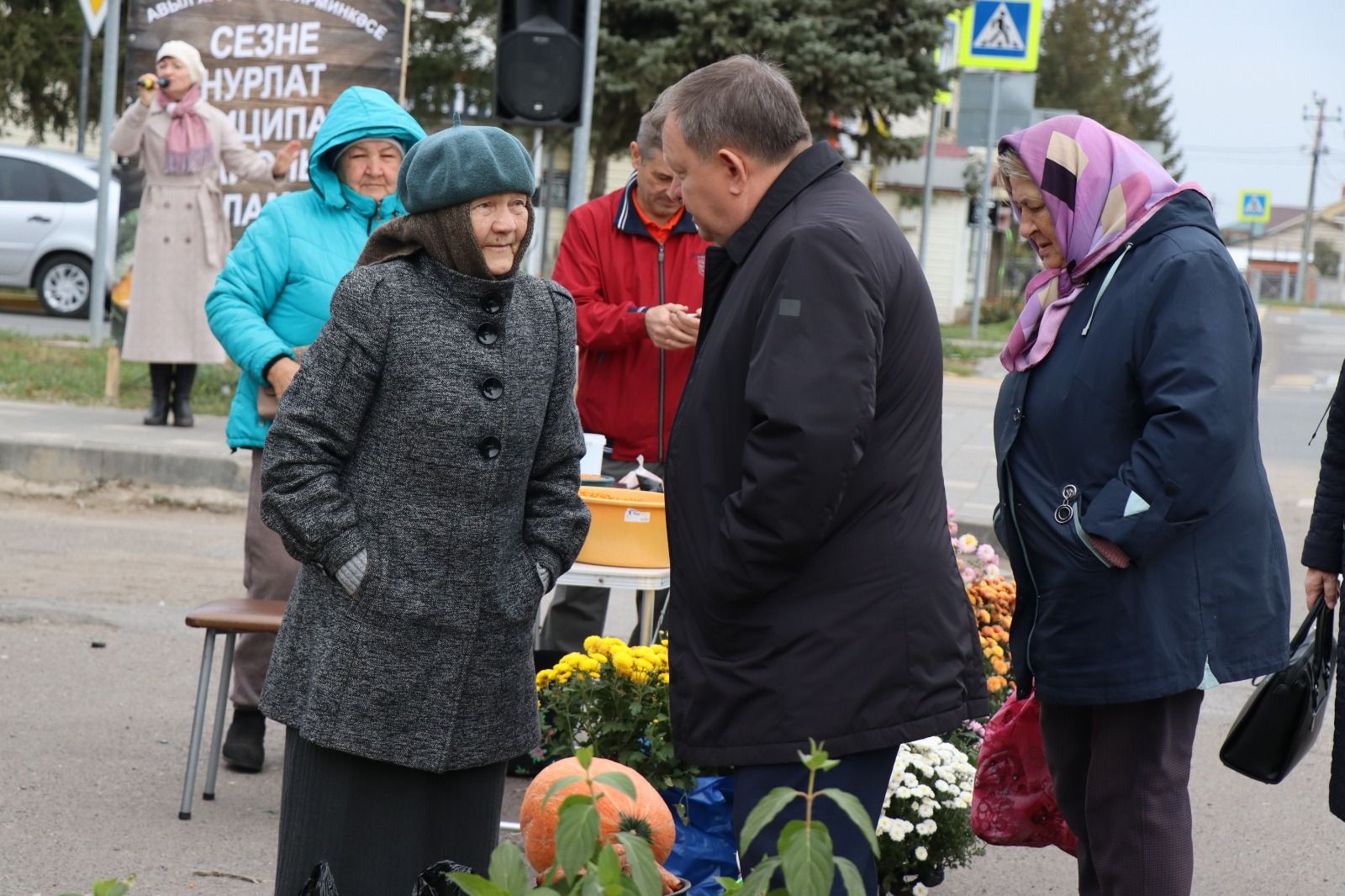 В Нурлате активисты Центра долголетия организовали благотворительную ярмарку в помощь участникам СВО