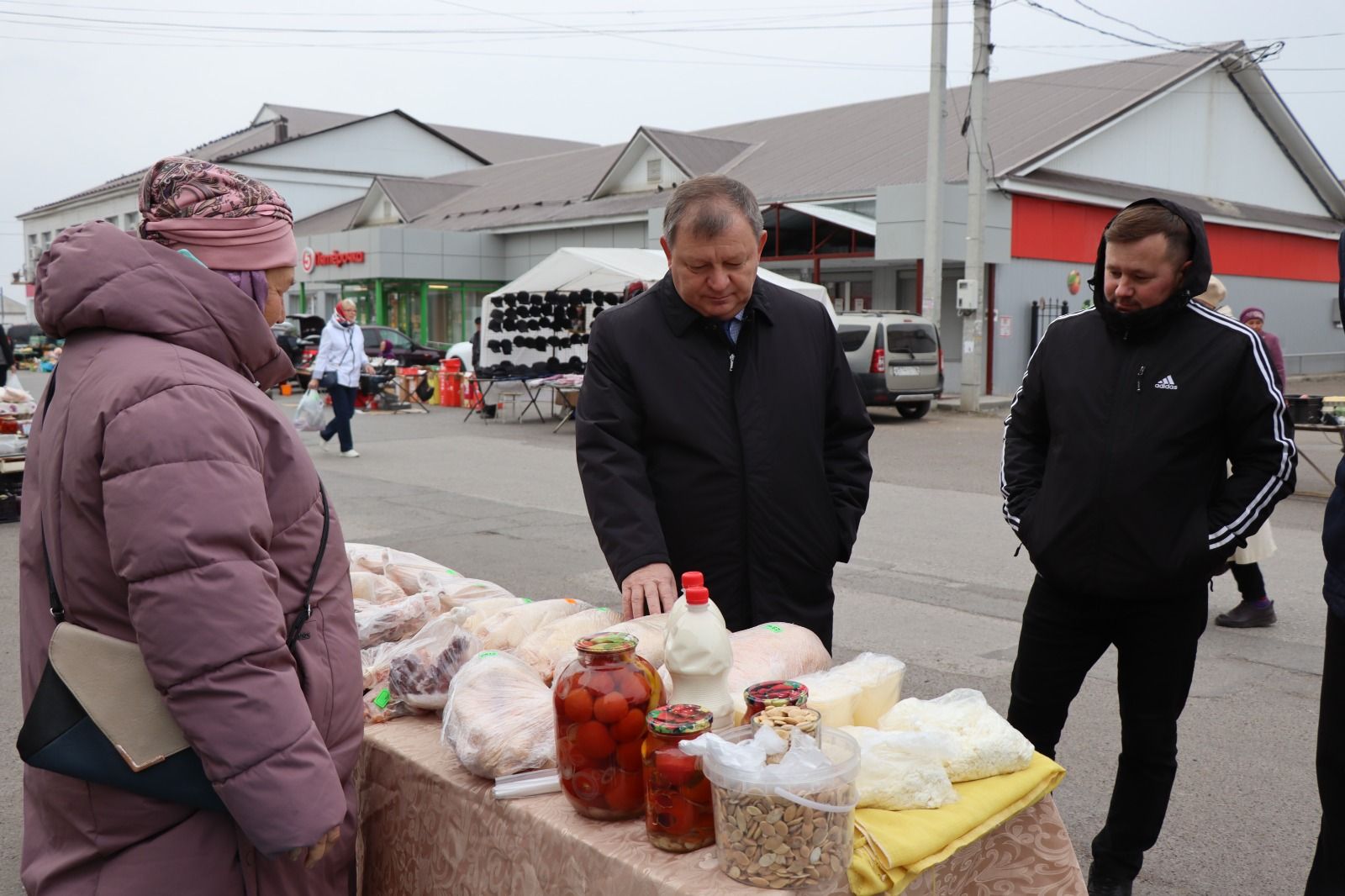 В Нурлате активисты Центра долголетия организовали благотворительную ярмарку в помощь участникам СВО