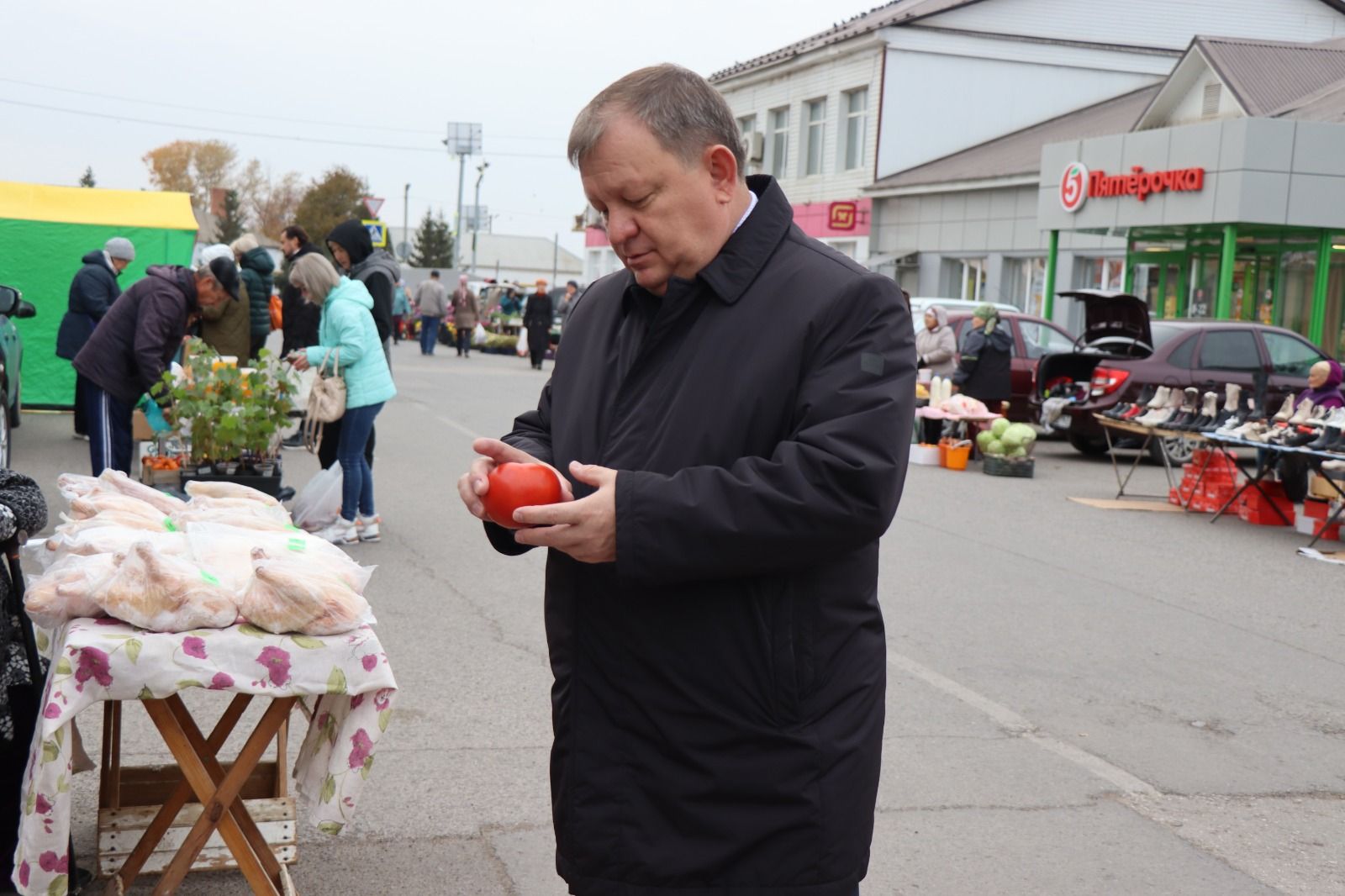 В Нурлате активисты Центра долголетия организовали благотворительную ярмарку в помощь участникам СВО