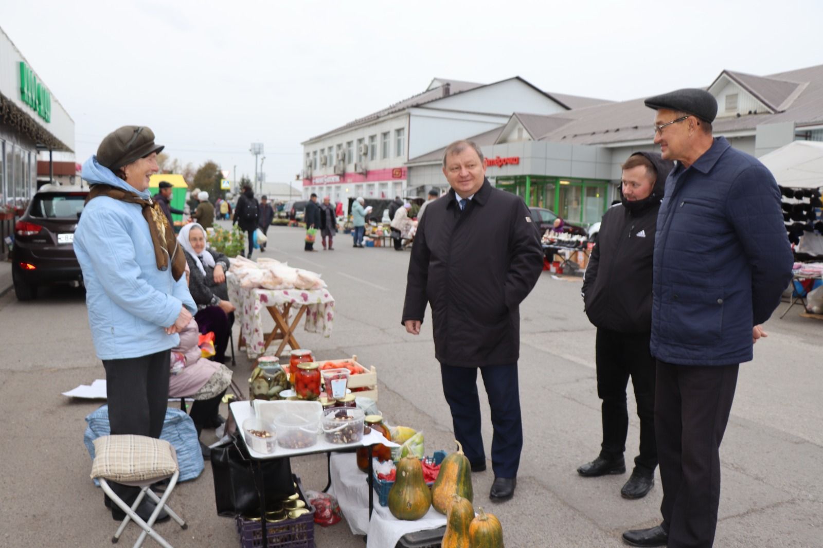 В Нурлате активисты Центра долголетия организовали благотворительную ярмарку в помощь участникам СВО