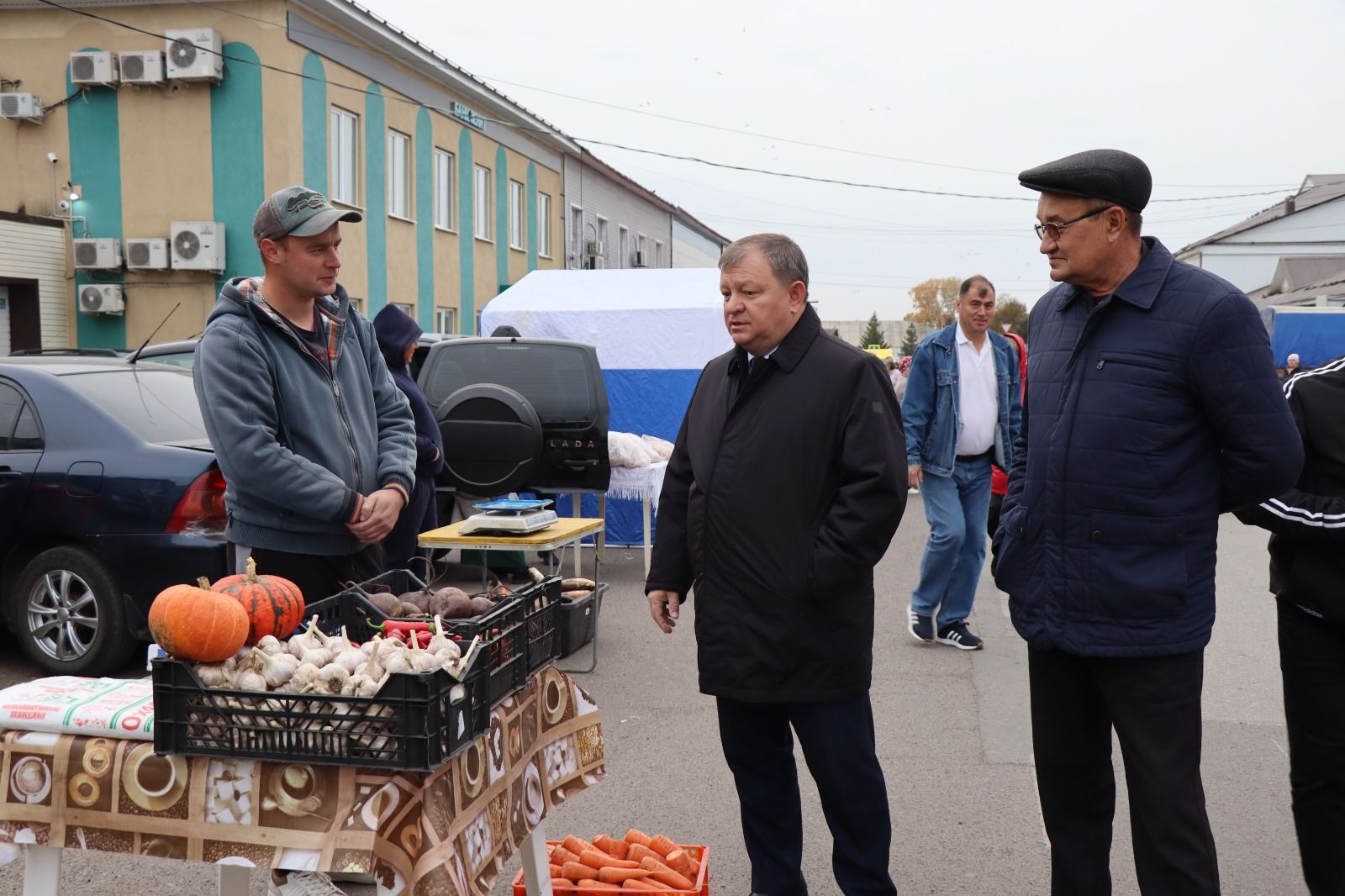 В Нурлате активисты Центра долголетия организовали благотворительную ярмарку в помощь участникам СВО