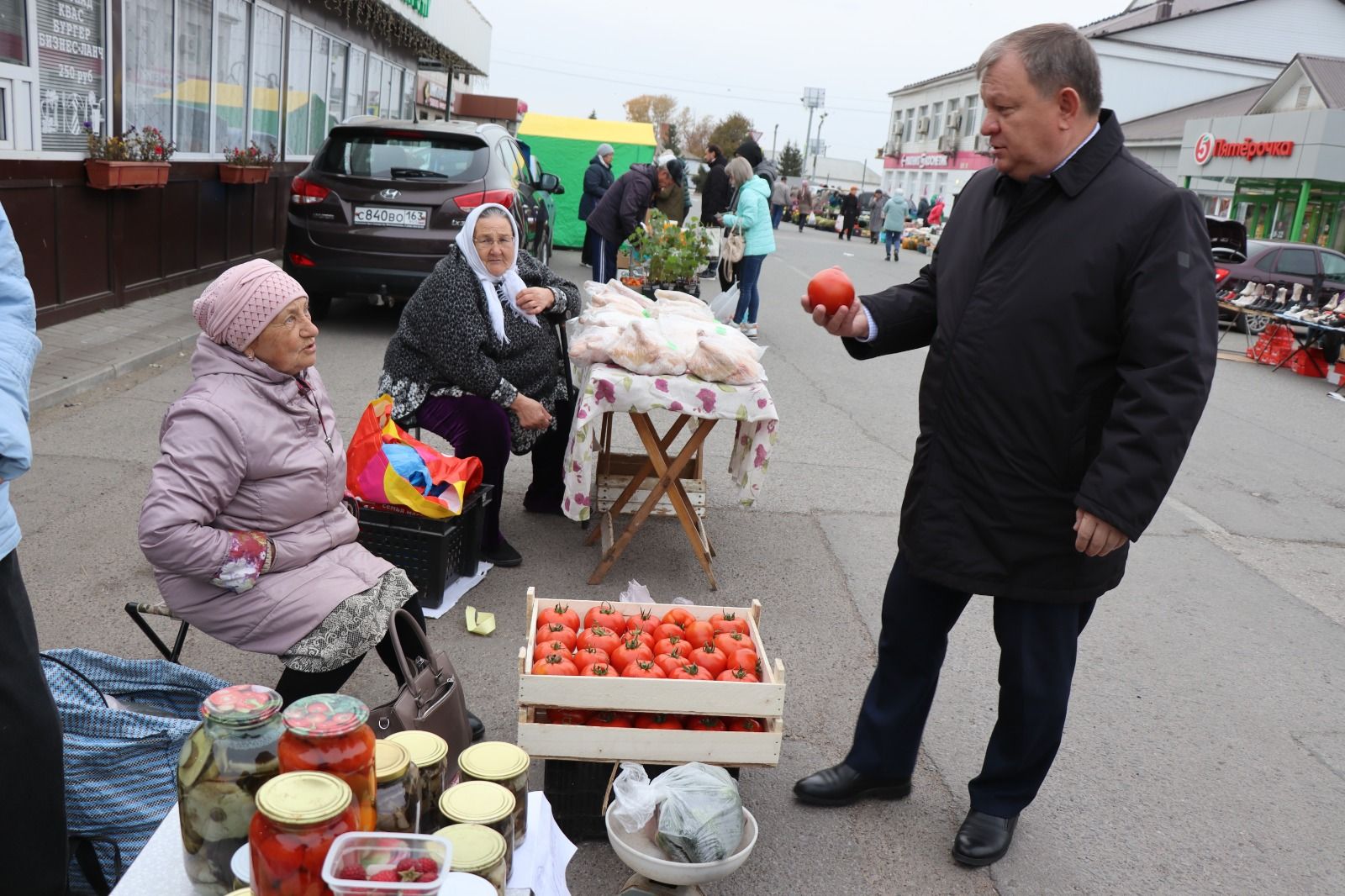 В Нурлате активисты Центра долголетия организовали благотворительную ярмарку в помощь участникам СВО