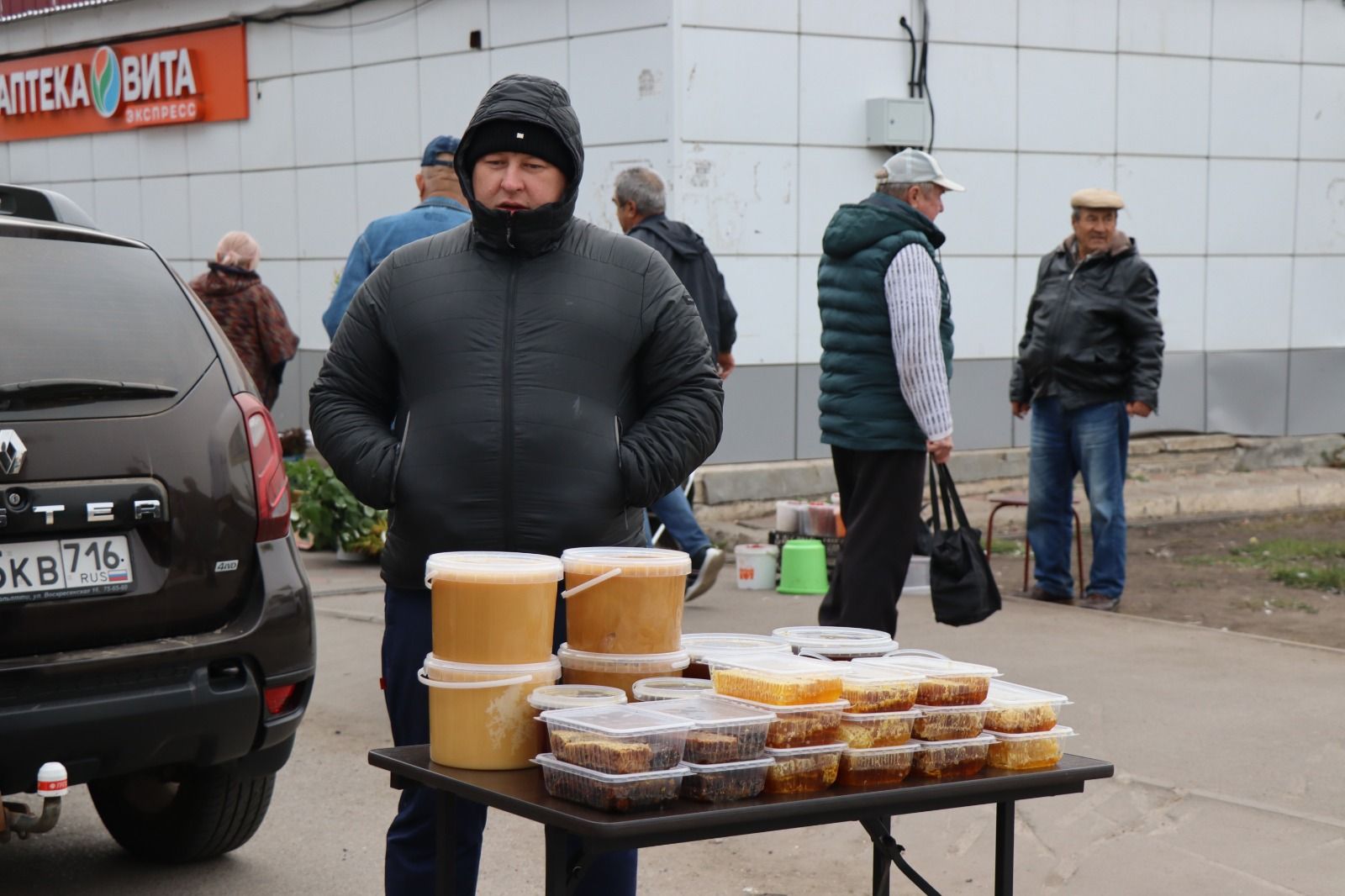 В Нурлате активисты Центра долголетия организовали благотворительную ярмарку в помощь участникам СВО