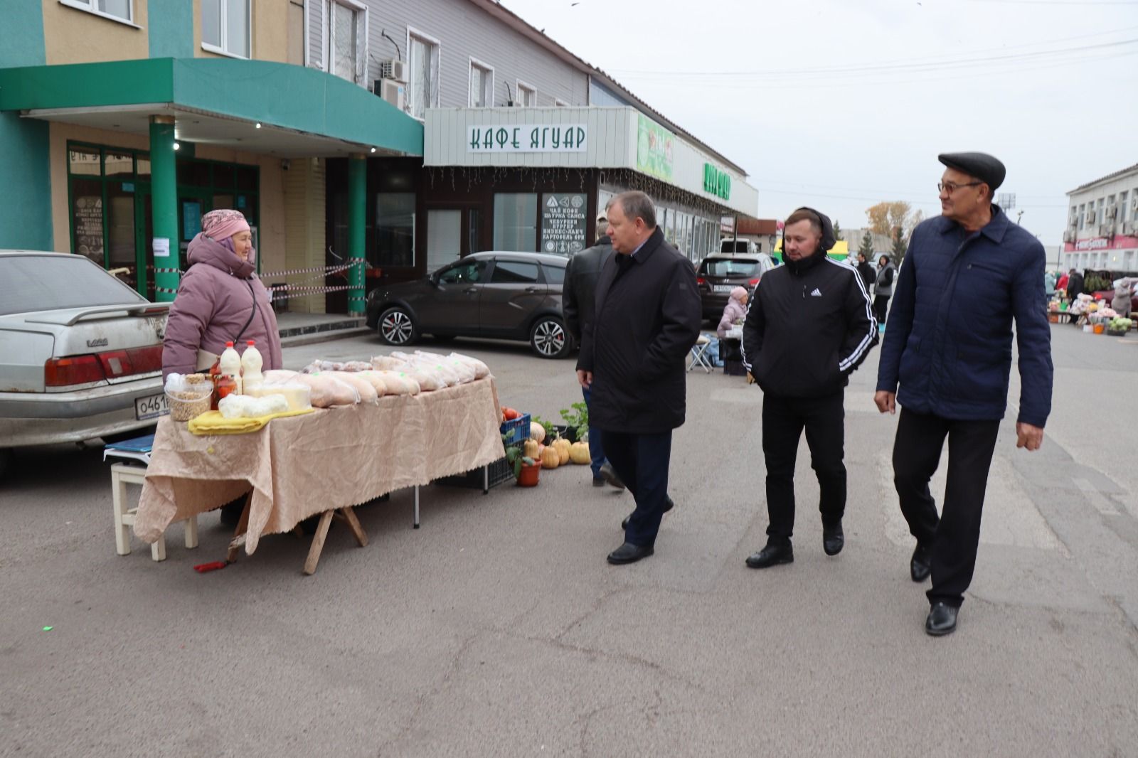 В Нурлате активисты Центра долголетия организовали благотворительную ярмарку в помощь участникам СВО