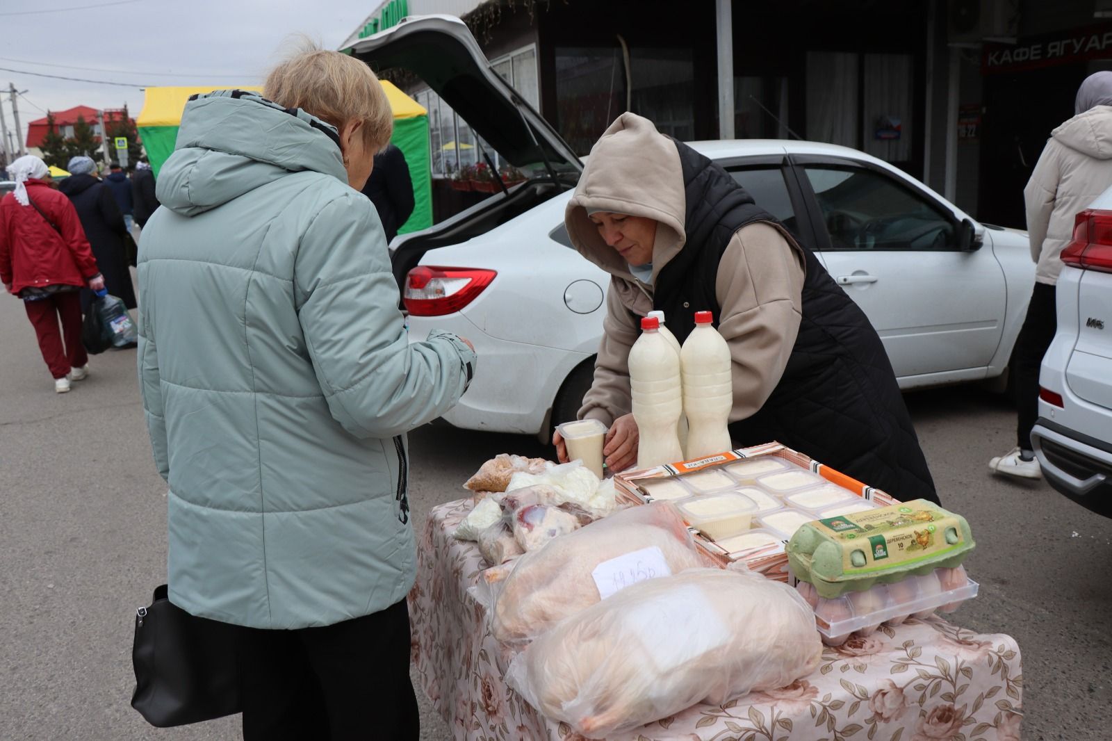 В Нурлате активисты Центра долголетия организовали благотворительную ярмарку в помощь участникам СВО