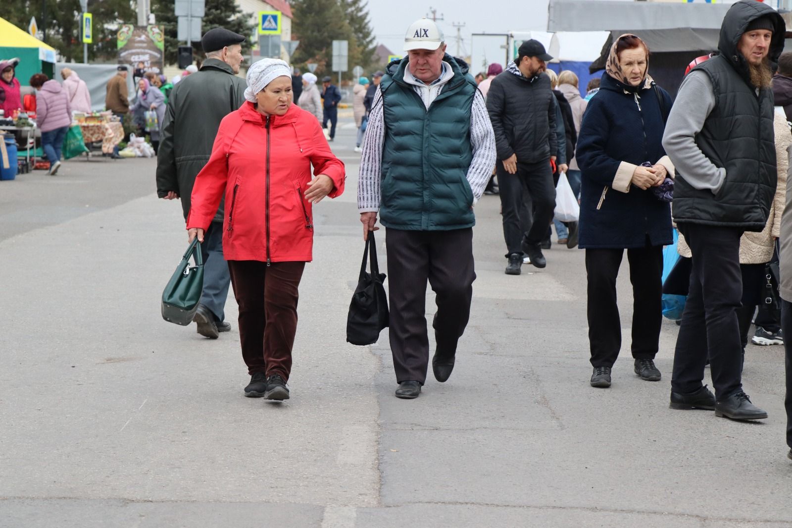 В Нурлате активисты Центра долголетия организовали благотворительную ярмарку в помощь участникам СВО