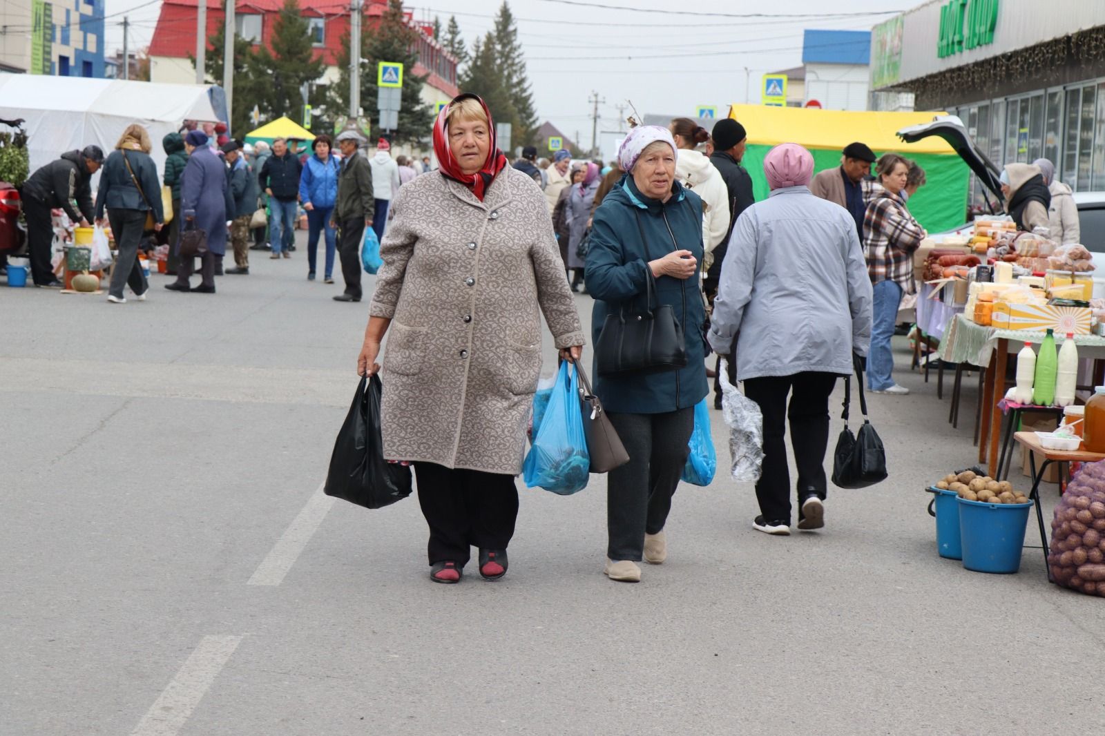 В Нурлате активисты Центра долголетия организовали благотворительную ярмарку в помощь участникам СВО