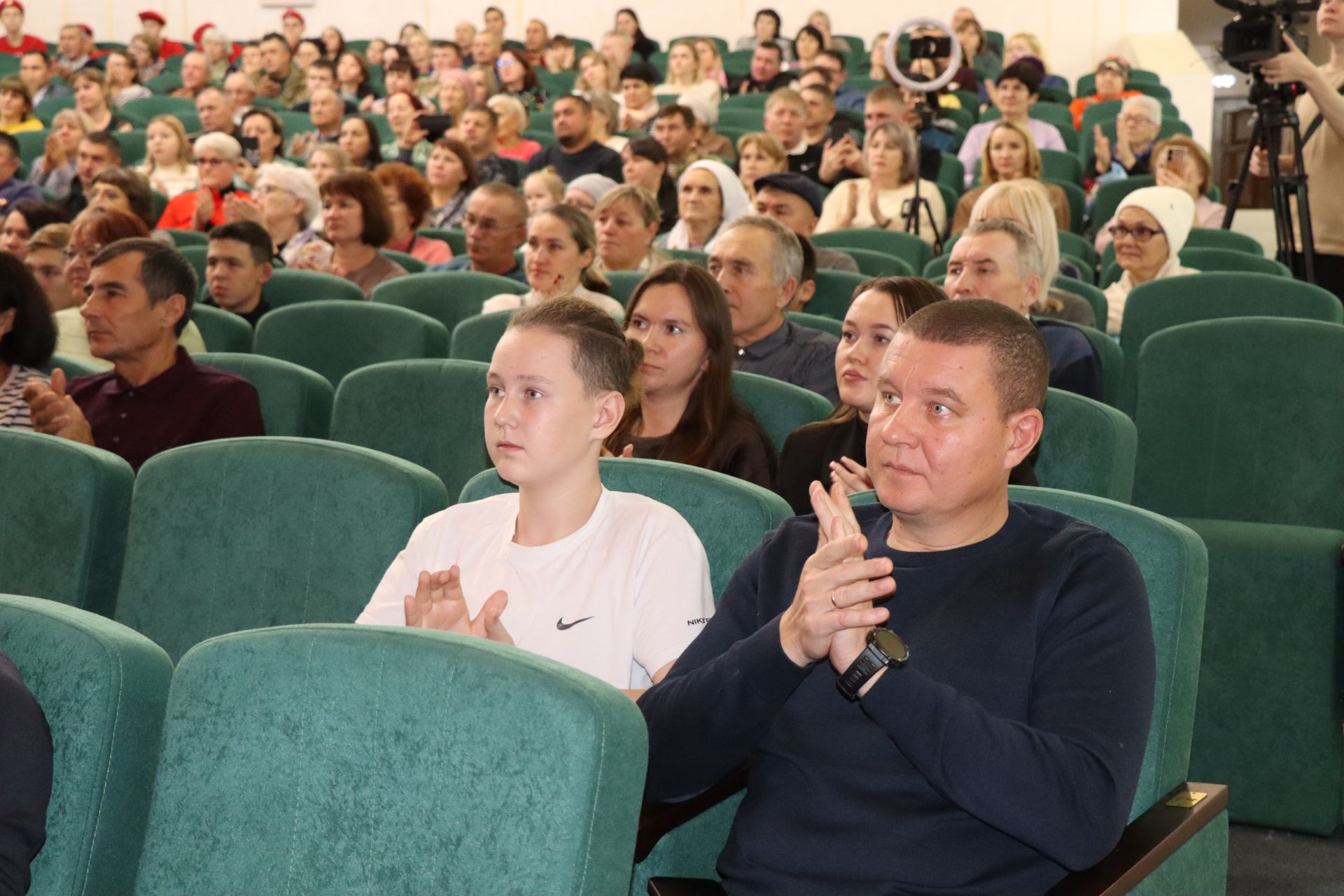 Нурлатцы в рамках благотворительных концертов «СВОих не бросаем» собрали более 1 млн рублей