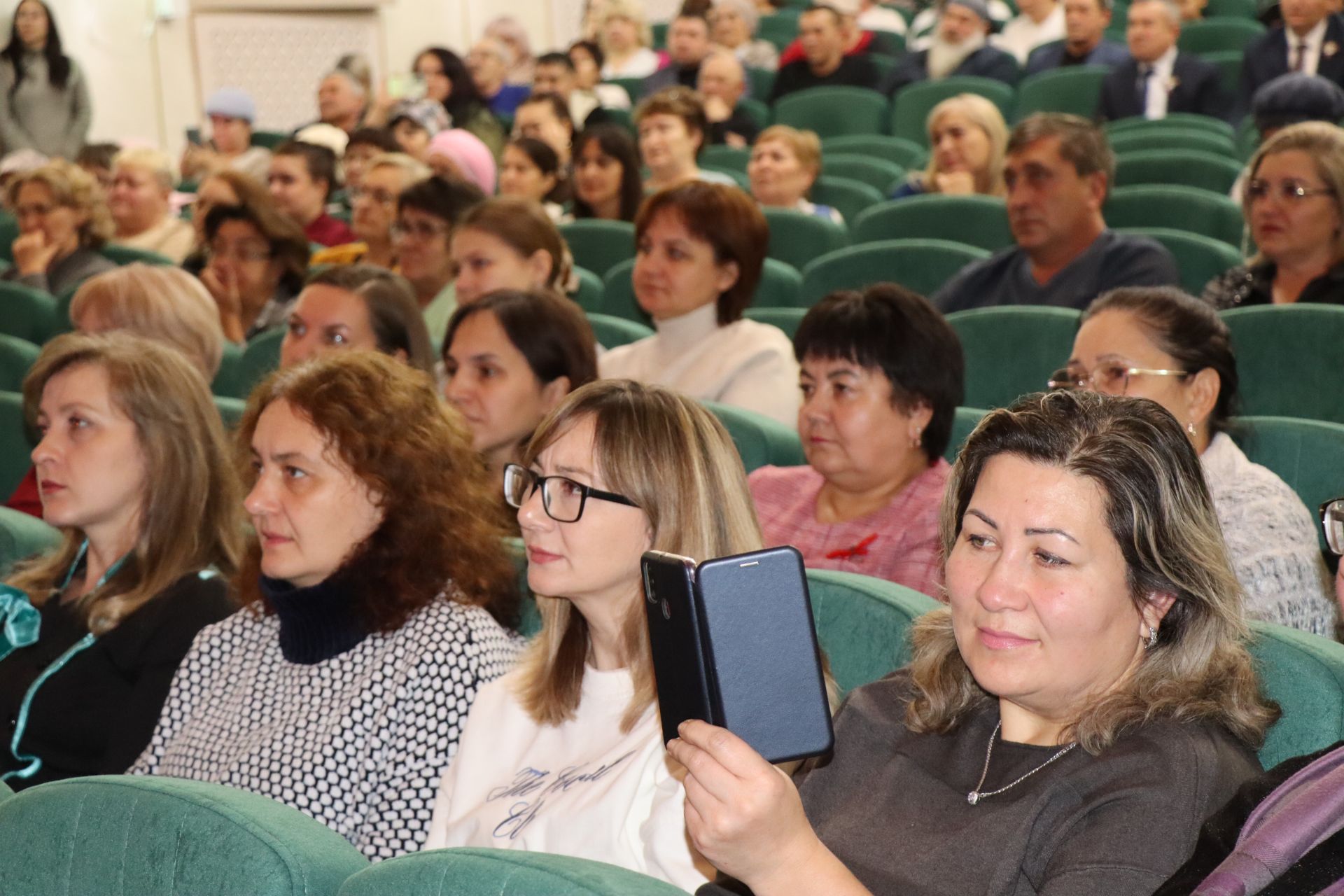 Нурлатцы в рамках благотворительных концертов «СВОих не бросаем» собрали более 1 млн рублей